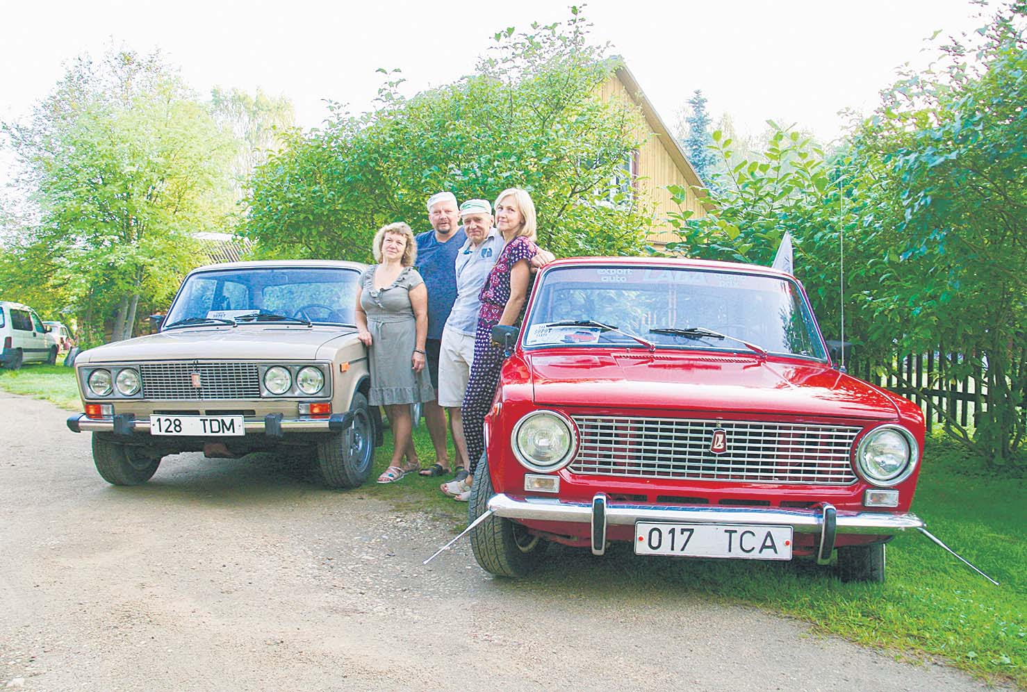 Jane ja Arno Kuus ning Raivo Ojaveer ja Karin Lätt eile hommikul enne teeleasumist. Foto: VÕRUMAA TEATAJA Jane ja Arno Kuus ning Raivo Ojaveer ja Karin Lätt eile hommikul enne teeleasumist. Foto: VÕRUMAA TEATAJA