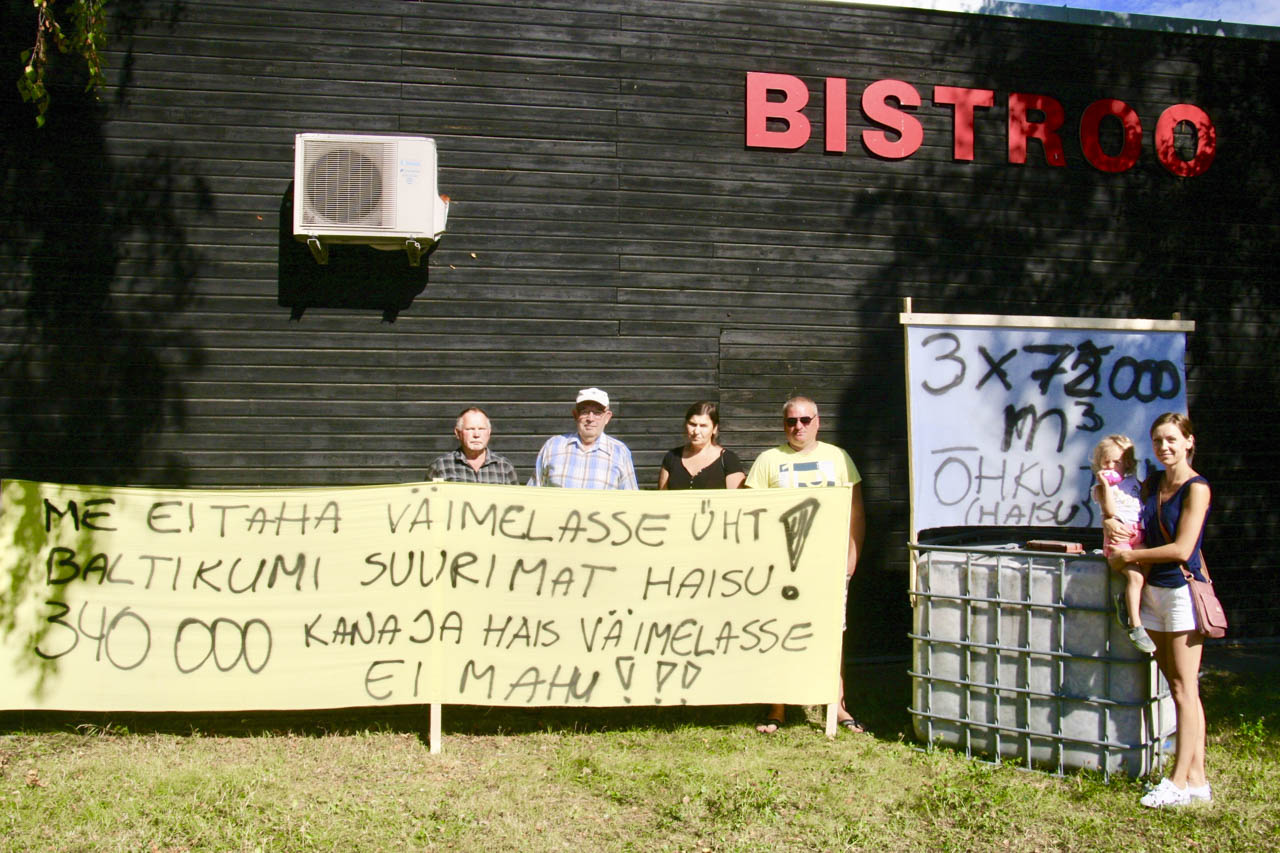 Suurfarmi ehituse peatamise algatusrühma liikmed üleeile hommikul Väimela südames oma arvamust välja ütlemas. Valter Kaurson (vasakult), Jaan Haga, Tiiu Ritari, Indrek Abel ja Liis Toots koos kaheaastase Eleanoraga. Suurfarmi ehituse peatamise algatusrühma liikmed üleeile hommikul Väimela südames oma arvamust välja ütlemas. Valter Kaurson (vasakult), Jaan Haga, Tiiu Ritari, Indrek Abel ja Liis Toots koos kaheaastase Eleanoraga.