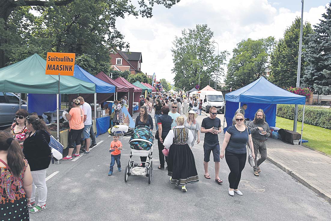 Võru 24. pärimustantsufestivali raames toimunud laat oli hajutatud kolmele tänavale: Liiva, Kreutzwaldi ja Vabaduse tänavale. Foto: JANNO KUUS Võru 24. pärimustantsufestivali raames toimunud laat oli hajutatud kolmele tänavale: Liiva, Kreutzwaldi ja Vabaduse tänavale. Foto: JANNO KUUS