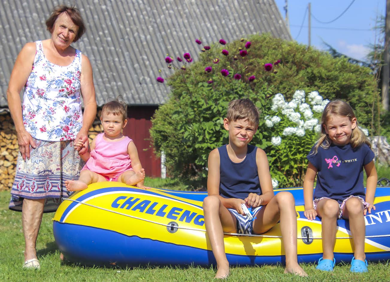 Milvi Paloots koos grammikese lastelastega koduõuel. Tegelikult on neid kokku suisa kümme. Maal on nii mõnus olla, eriti kui vahva ja tegus vanaema on omast käest võtta. Foto: AIGAR NAGEL Milvi Paloots koos grammikese lastelastega koduõuel. Tegelikult on neid kokku suisa kümme. Maal on nii mõnus olla, eriti kui vahva ja tegus vanaema on omast käest võtta. Foto: AIGAR NAGEL