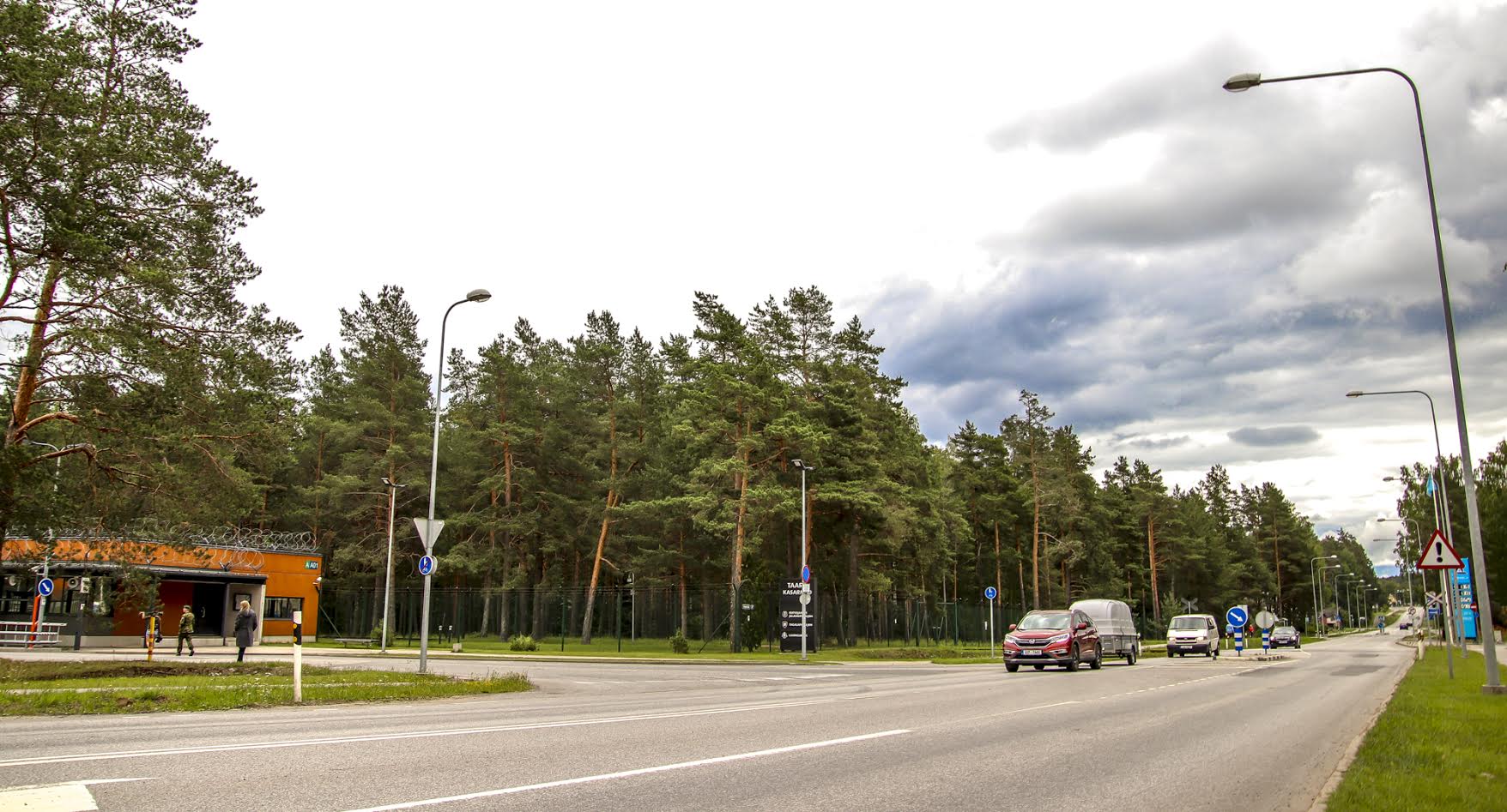 Kose tee ääres asuva Kuperjanovi jalaväepataljoni sõjaväelinnak plaanib territooriumi laienemist suureneva tehnikapargi ja kaitseväelaste arvu kasvu tõttu. See tähendaks aga osa männimetsa kadumist, roheluse vähenemist ja kaitseväele kuuluv maa-ala hakkaks piirnema elamukruntidega Taara linnaosas, millele linnaosa elanikud praegu vastu seisavad. Foto: AIGAR NAGEL