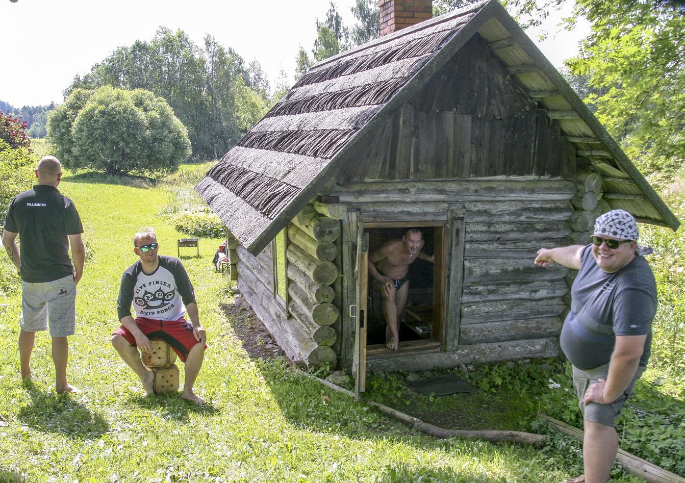 Sõprusklubi liikmed Villamoto motoklubist Raido, Peeter ja Erki pakuvad Villa küla saunas peale saunamõnude kosutuseks alkoholivaba õlut, vett ja käterätikut. Sauna kütmisega alustasid mehed hommikul kell 9. Foto: HELERI LAKUR Sõprusklubi liikmed Villamoto motoklubist Raido, Peeter ja Erki pakuvad Villa küla saunas peale saunamõnude kosutuseks alkoholivaba õlut, vett ja käterätikut. Sauna kütmisega alustasid mehed hommikul kell 9. Foto: HELERI LAKUR
