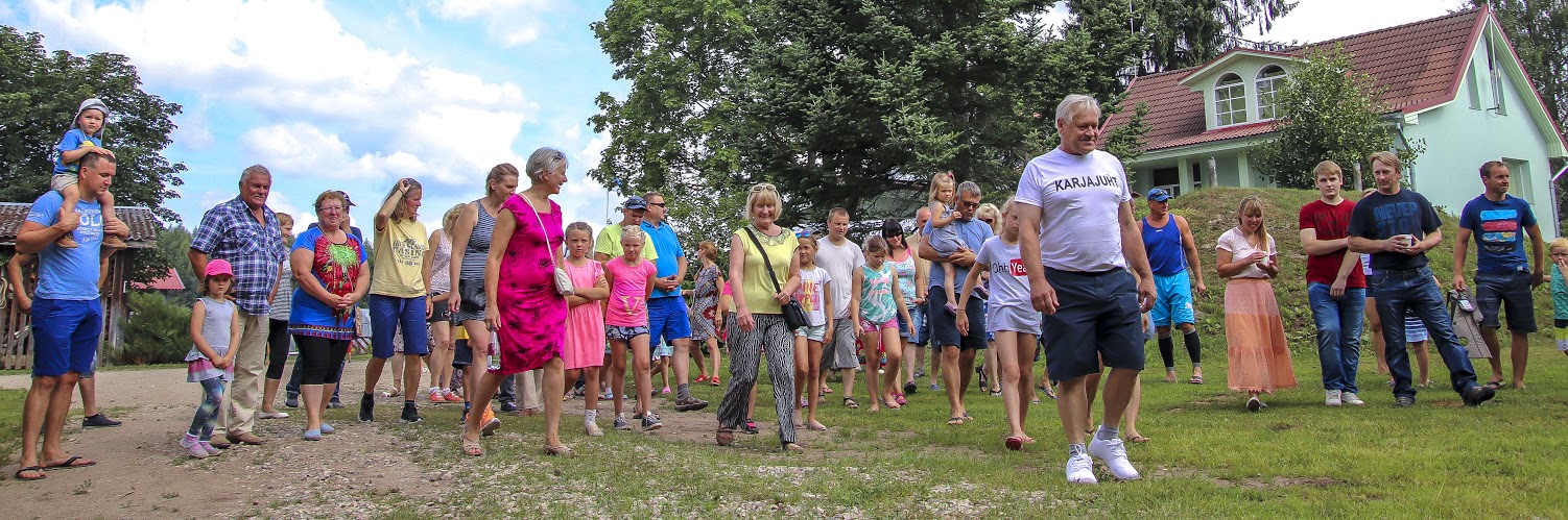 Külastajad karjajuht Ants Schmidtiga ekskursioonile suundumas. Fotod: AIGAR NAGEL Külastajad karjajuht Ants Schmidtiga ekskursioonile suundumas. Fotod: AIGAR NAGEL
