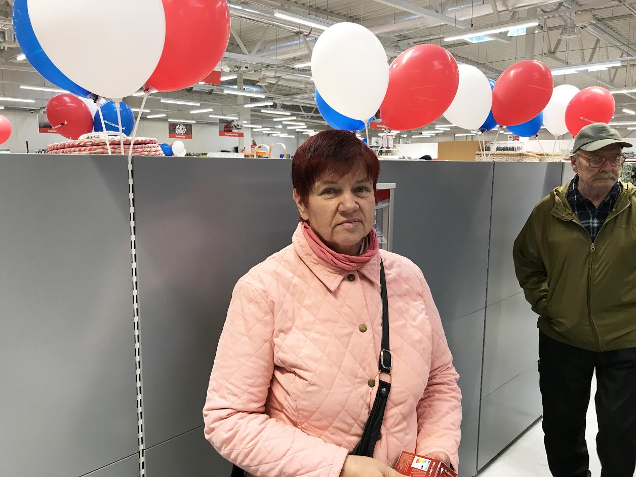 Üheks esimeseks ostjaks oli Tiina Antslast, kes oli koos abikaasaga tulnud uuenenud poodi vaatama. Kaubaks läksid seekord LED-pirnid. FOTO: Kadi Annom