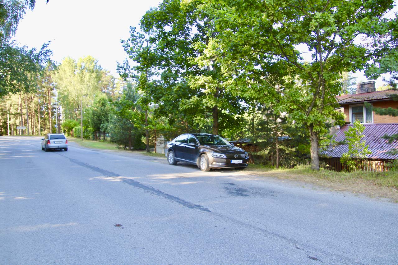 Nii oli pargitud 1. augustil varastatud auto Võrus Männiku tänaval. Foto: FOTOLAVASTUS Nii oli pargitud 1. augustil varastatud auto Võrus Männiku tänaval. Foto: FOTOLAVASTUS