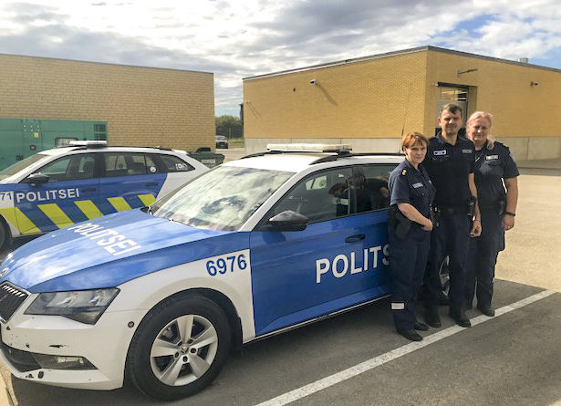 Noorsoopolitseinike Katerina Saaremetsa (vasakult esimene) ja Inga Ploomi ning Võru politsei piirkonnavanema Anti Paapi sõnul sõltub juhtumi lahendamisel väga palju nooruki ja perega koostööst. Foto: HELERI LAKUR Noorsoopolitseinike Katerina Saaremetsa (vasakult esimene) ja Inga Ploomi ning Võru politsei piirkonnavanema Anti Paapi sõnul sõltub juhtumi lahendamisel väga palju nooruki ja perega koostööst. Foto: HELERI LAKUR
