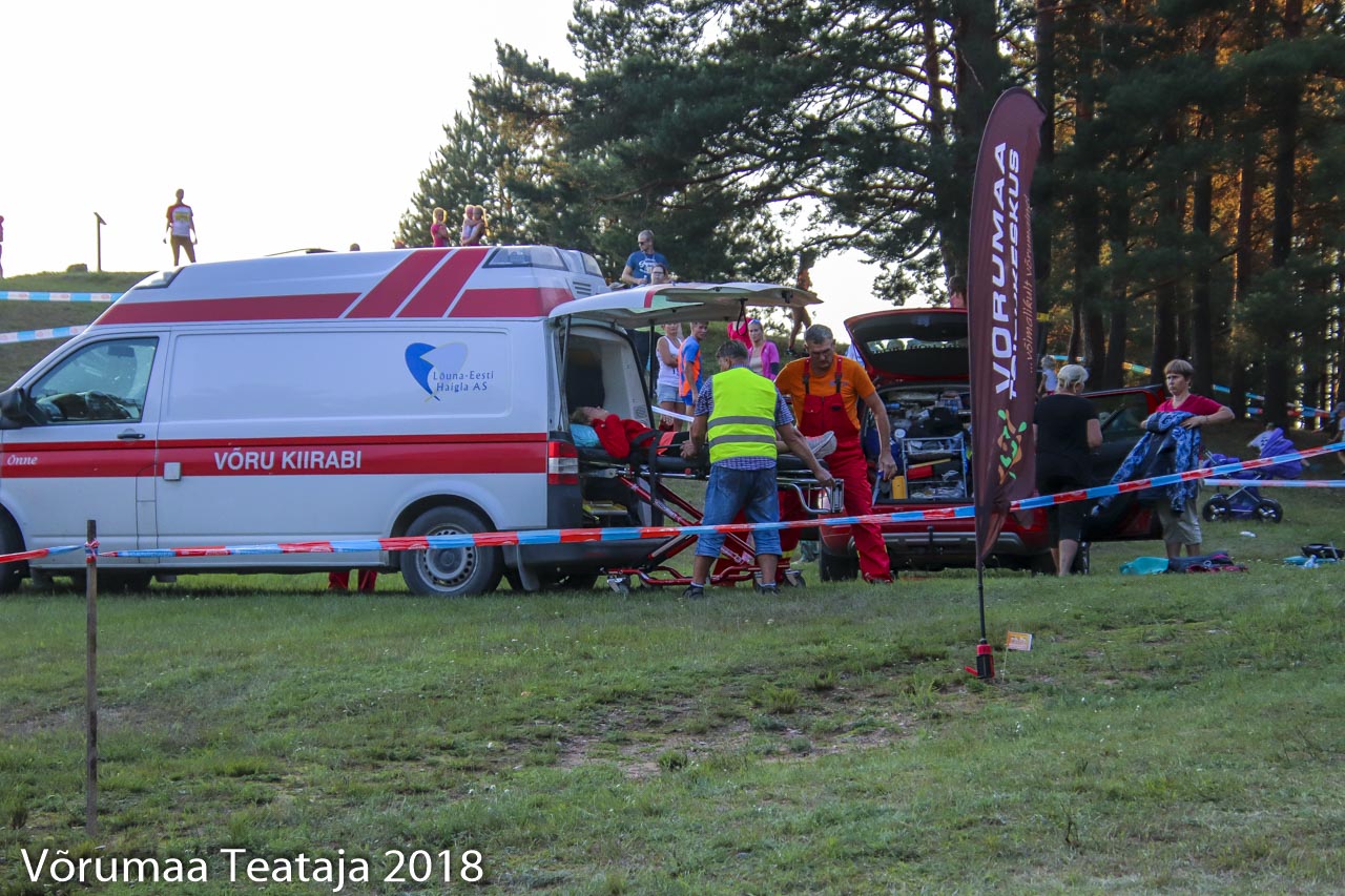 Jooksude turvamiseks on alati kohal meditsiinitöötaja, kuid on olukordi, kus ei pääse kiirabi kutsumisest. Nii juhtus ka reedel toimunud Lasva jõe- ja järvejooksul, kus oli tarvis üles turgutada enne pingutust liialt vähe söönud ning joonud ja veidi oma võimeid üle hindav spordisõber. Foto: AIGAR NAGEL Jooksude turvamiseks on alati kohal meditsiinitöötaja, kuid on olukordi, kus ei pääse kiirabi kutsumisest. Nii juhtus ka reedel toimunud Lasva jõe- ja järvejooksul, kus oli tarvis üles turgutada enne pingutust liialt vähe söönud ning joonud ja veidi oma võimeid üle hindav spordisõber. Foto: AIGAR NAGEL