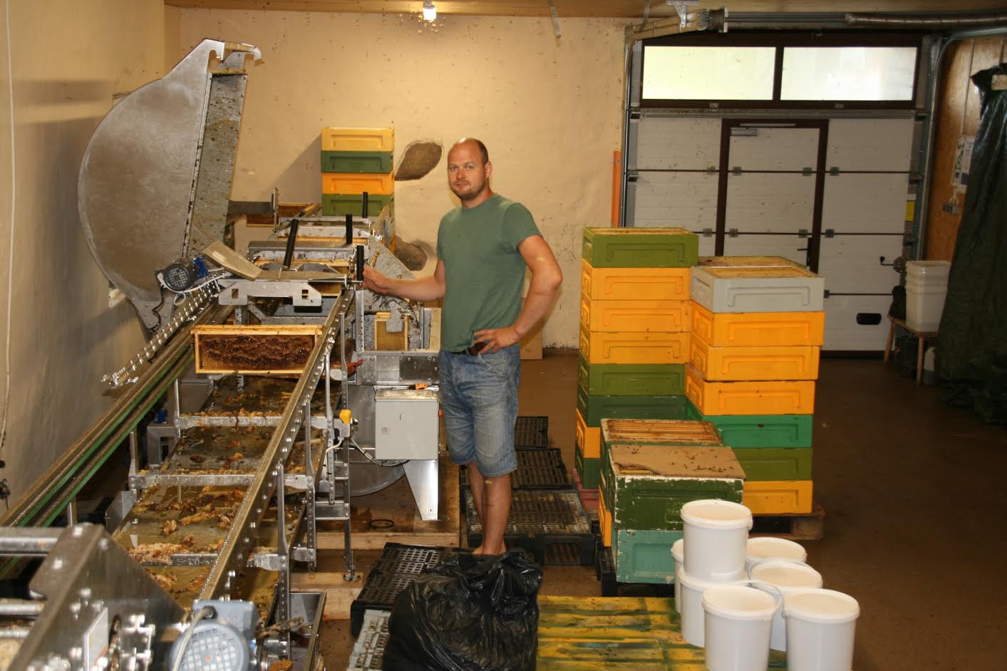 Mesimees Mario Kalvet demonstreeris Võrumaa Teatajale uut vurritusliini, mis mahutab 120 raami korraga. FOTO: Heleri Lakur Mesimees Mario Kalvet demonstreeris Võrumaa Teatajale uut vurritusliini, mis mahutab 120 raami korraga. FOTO: Heleri Lakur