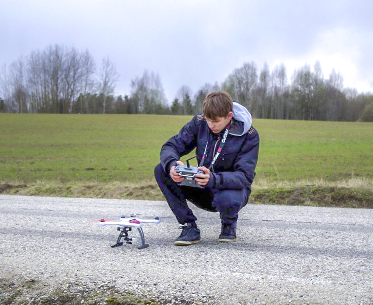 Oliver-Sander Luik on droonimisega tegelenud juba 2013. aastast ja saanud tunnustuse Parksepa keskkoolilt koolielu edendamise eest tänu droonivideole, mis koolile tuntust toonud. Foto: ERAKOGU Oliver-Sander Luik on droonimisega tegelenud juba 2013. aastast ja saanud tunnustuse Parksepa keskkoolilt koolielu edendamise eest tänu droonivideole, mis koolile tuntust toonud. Foto: ERAKOGU