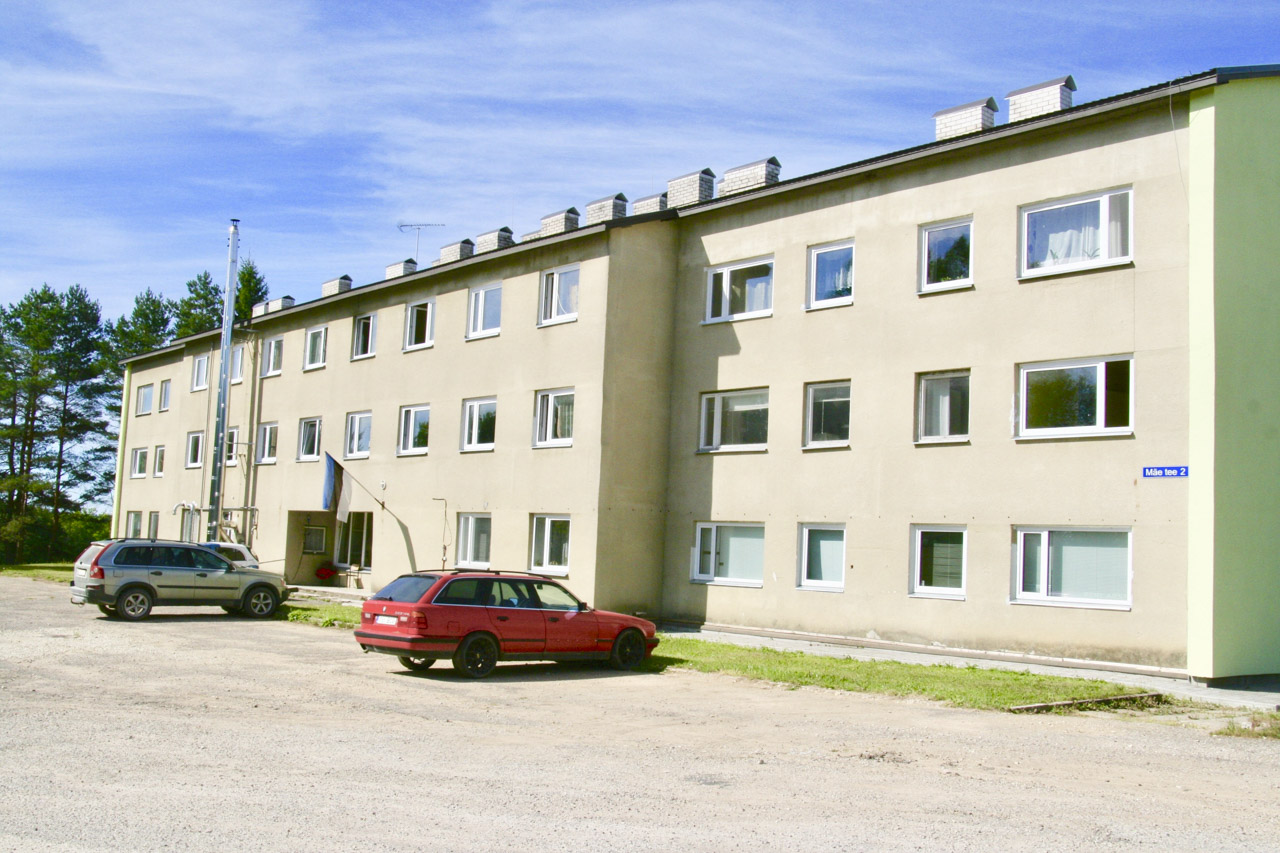 Autot märgati seismas Ruusmäel Mäe teel selle punase sõiduauto kõrval otse sealse perearsti akende all. Fotod: VÕRUMAA TEATAJA Autot märgati seismas Ruusmäel Mäe teel selle punase sõiduauto kõrval otse sealse perearsti akende all. Fotod: VÕRUMAA TEATAJA