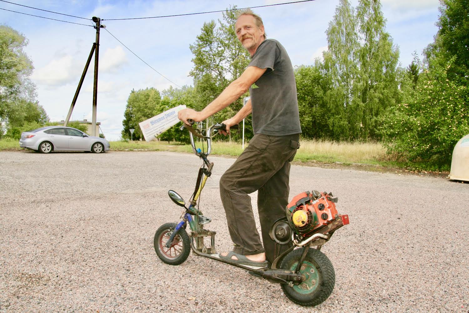 Taivo Niidumaa Nursi kaupluse juures oma Husqvarna tõukerattaga, millel on ees ka LED-valgusti. Taga on helkur. Rattal on ka tahavaatepeegel, topsihoidik ja seene-marjakorvi koht. Tagumine ratas on võetud murutraktorilt. Foto: VÕRUMAA TEATAJA Taivo Niidumaa Nursi kaupluse juures oma Husqvarna tõukerattaga, millel on ees ka LED-valgusti. Taga on helkur. Rattal on ka tahavaatepeegel, topsihoidik ja seene-marjakorvi koht. Tagumine ratas on võetud murutraktorilt. Foto: VÕRUMAA TEATAJA