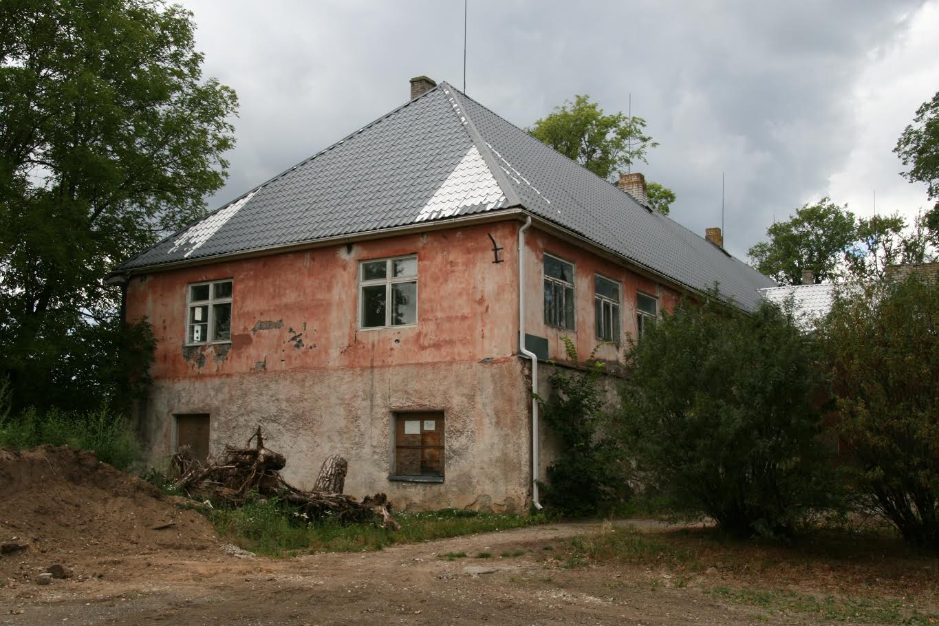 Linnapea sõnul on Võrusoo kooli ümbrust käidud korrastamas, kuid ta tõdeb, et vaba raha Võru linnal ei ole, et hoonet üles vuntsida. Neid kohti, kuhu raha panna, on rohkemgi veel. Koolihoone taha (koolihoonest paremale), Kreutzwaldi, Kraavi ja Soo tänava vahelisele alale endise kooli territooriumile kerkivad aga peatselt uued hooned. Fotod: HELERI LAKUR Linnapea sõnul on Võrusoo kooli ümbrust käidud korrastamas, kuid ta tõdeb, et vaba raha Võru linnal ei ole, et hoonet üles vuntsida. Neid kohti, kuhu raha panna, on rohkemgi veel. Koolihoone taha (koolihoonest paremale), Kreutzwaldi, Kraavi ja Soo tänava vahelisele alale endise kooli territooriumile kerkivad aga peatselt uued hooned. Fotod: HELERI LAKUR