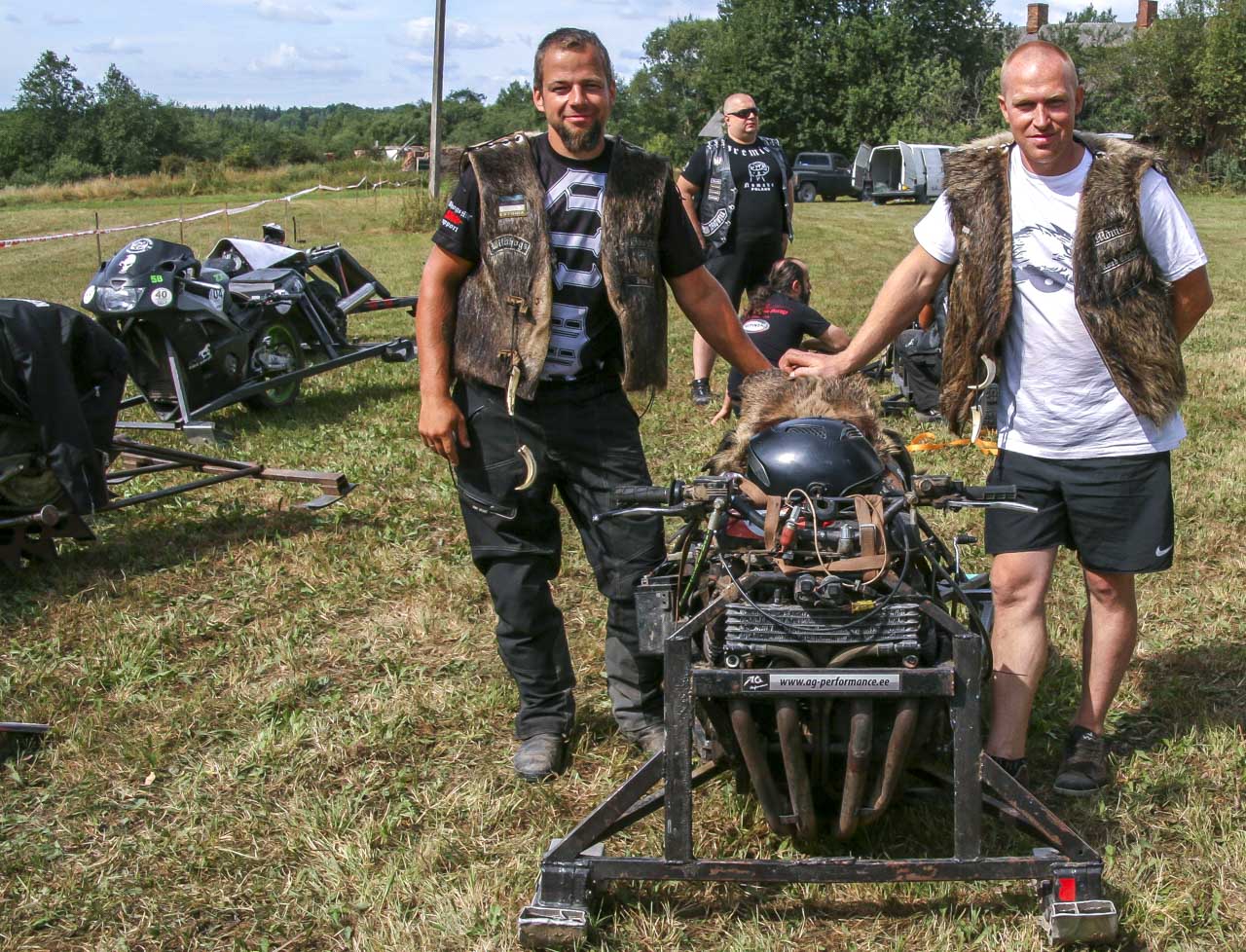 Motoklubi Wildhogs MC liikmed Jürgen Roop (vasakul) ja Elar Kendaru demonstreerivad oma kätega ehitatud unitsiklit. FOTO: Heleri Lakur Motoklubi Wildhogs MC liikmed Jürgen Roop (vasakul) ja Elar Kendaru demonstreerivad oma kätega ehitatud unitsiklit. FOTO: Heleri Lakur