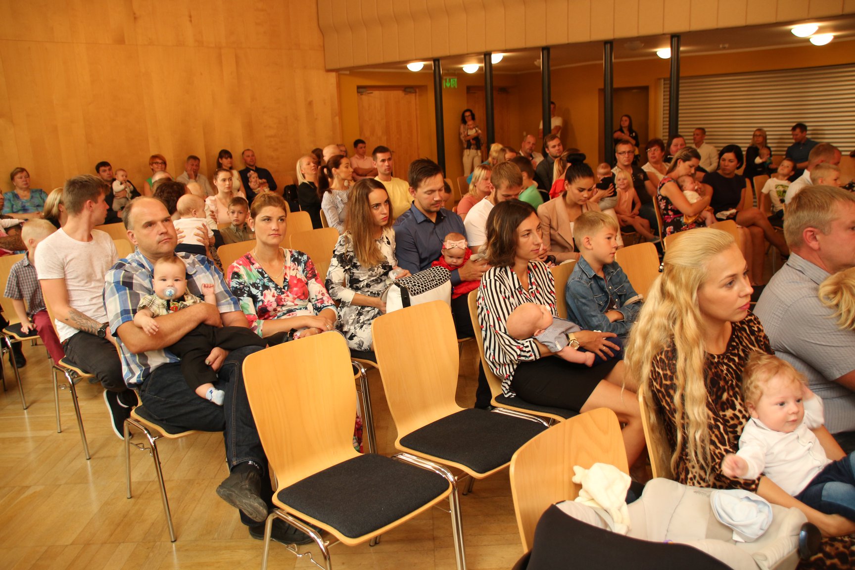 Linnapea Anti Allas andis kõigile uutele võrukatele ja nende peredele üle nimelise hõbelusika. Tore, et paljudes peredes on ees juba sirgumas suuremad õed ja vennad, kes ka uue ameti puhul korralikult õnnitletud said. Foto: FACEBOOK Linnapea Anti Allas andis kõigile uutele võrukatele ja nende peredele üle nimelise hõbelusika. Tore, et paljudes peredes on ees juba sirgumas suuremad õed ja vennad, kes ka uue ameti puhul korralikult õnnitletud said. Foto: FACEBOOK
