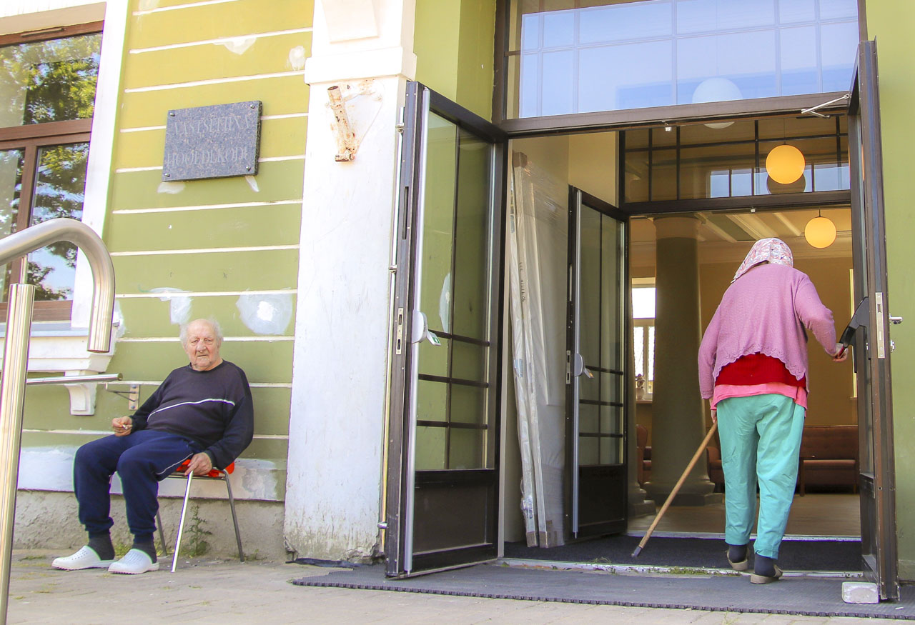 Esimesed hooldekodu kliendid nautisid uut vaadet hoolekodu trepil juba enne keskpäeva. FOTOD: Aigar Nagel Esimesed hooldekodu kliendid nautisid uut vaadet hoolekodu trepil juba enne keskpäeva. FOTOD: Aigar Nagel