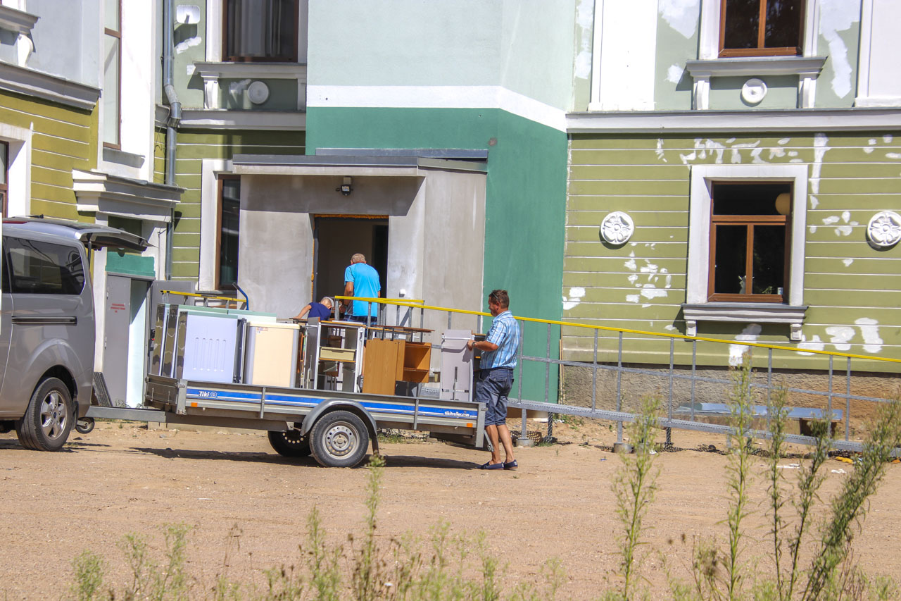 Kolimine jätkub ja ka osa mööblist tuuakse vanast hooldekodust kaasa. Fotod: AIGAR NAGEL Kolimine jätkub ja ka osa mööblist tuuakse vanast hooldekodust kaasa. Fotod: AIGAR NAGEL