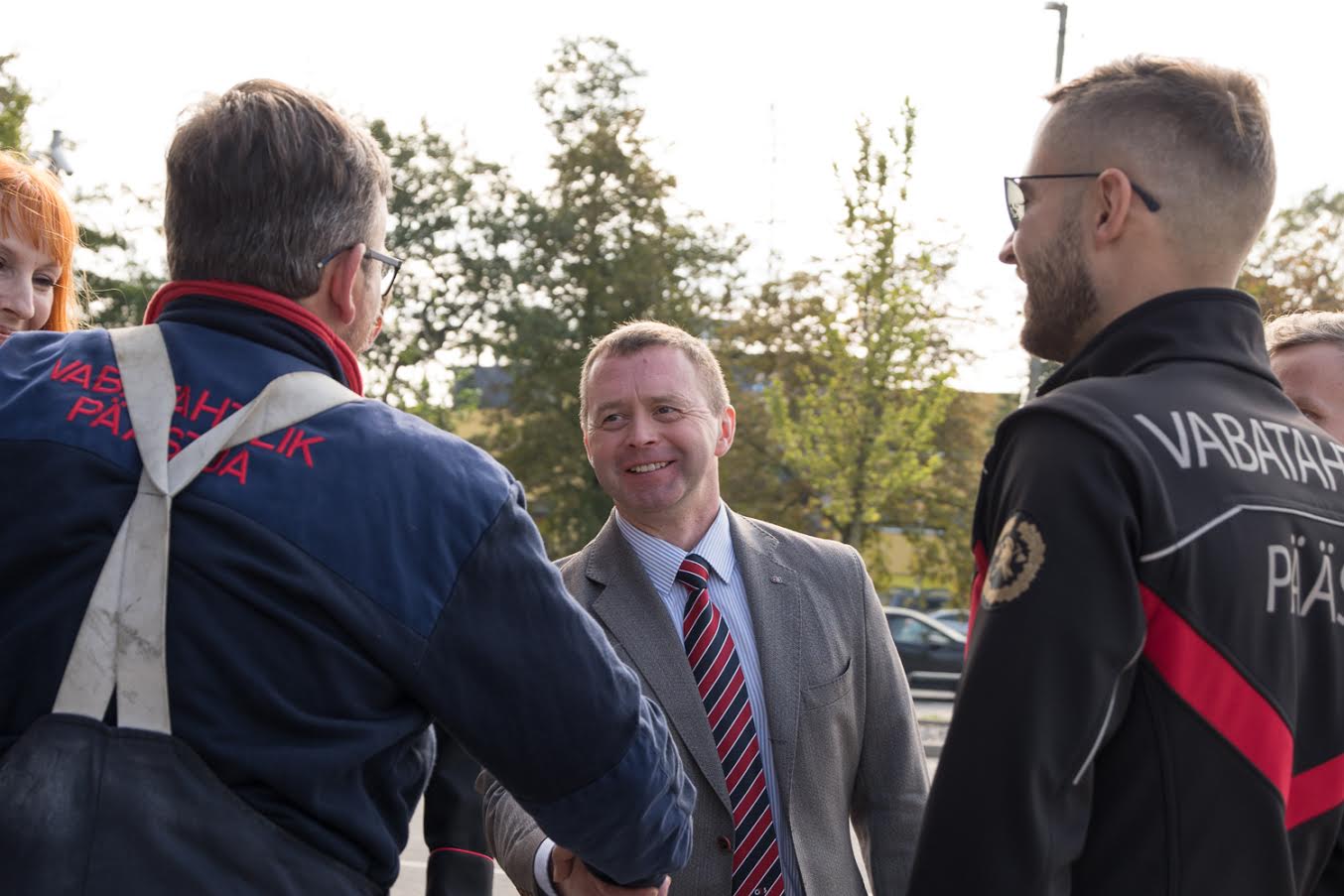 Häid koostöösoove edastavad Neeme Päästeseltsi vabatahtlik Martin Mäemets ja G4S Eesti juhatuse liige ja valvedivisjoni direktor Villu Õun (foto G4S Eesti kogust)