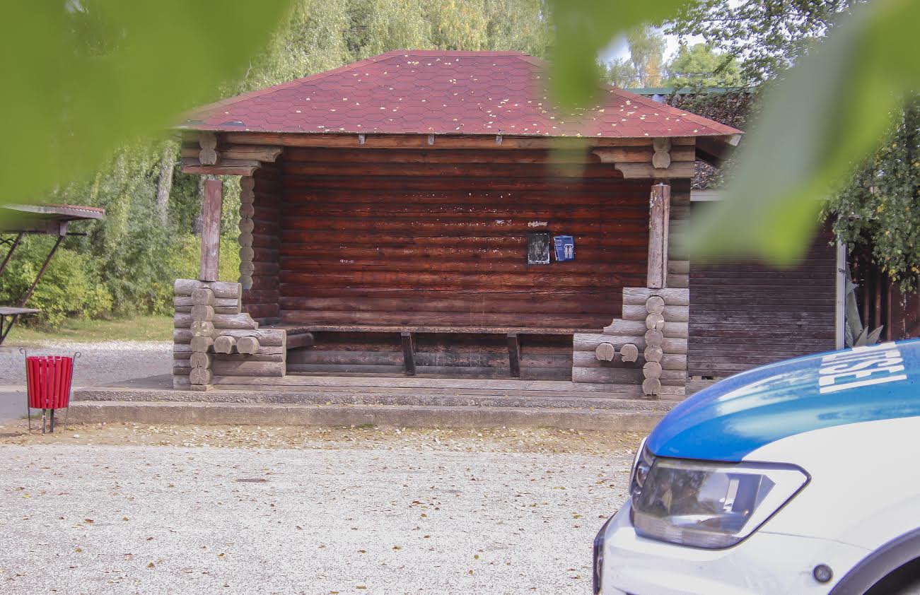 Elupäästja medaliga tunnustamist vääriv olukord sai alguse Antslas Hauka Konsumi vastas olevast bussipeatusest, kuhu noorteseltskonnast spordikott maha jäi. Fotod: AIGAR NAGEL Elupäästja medaliga tunnustamist vääriv olukord sai alguse Antslas Hauka Konsumi vastas olevast bussipeatusest, kuhu noorteseltskonnast spordikott maha jäi. Fotod: AIGAR NAGEL