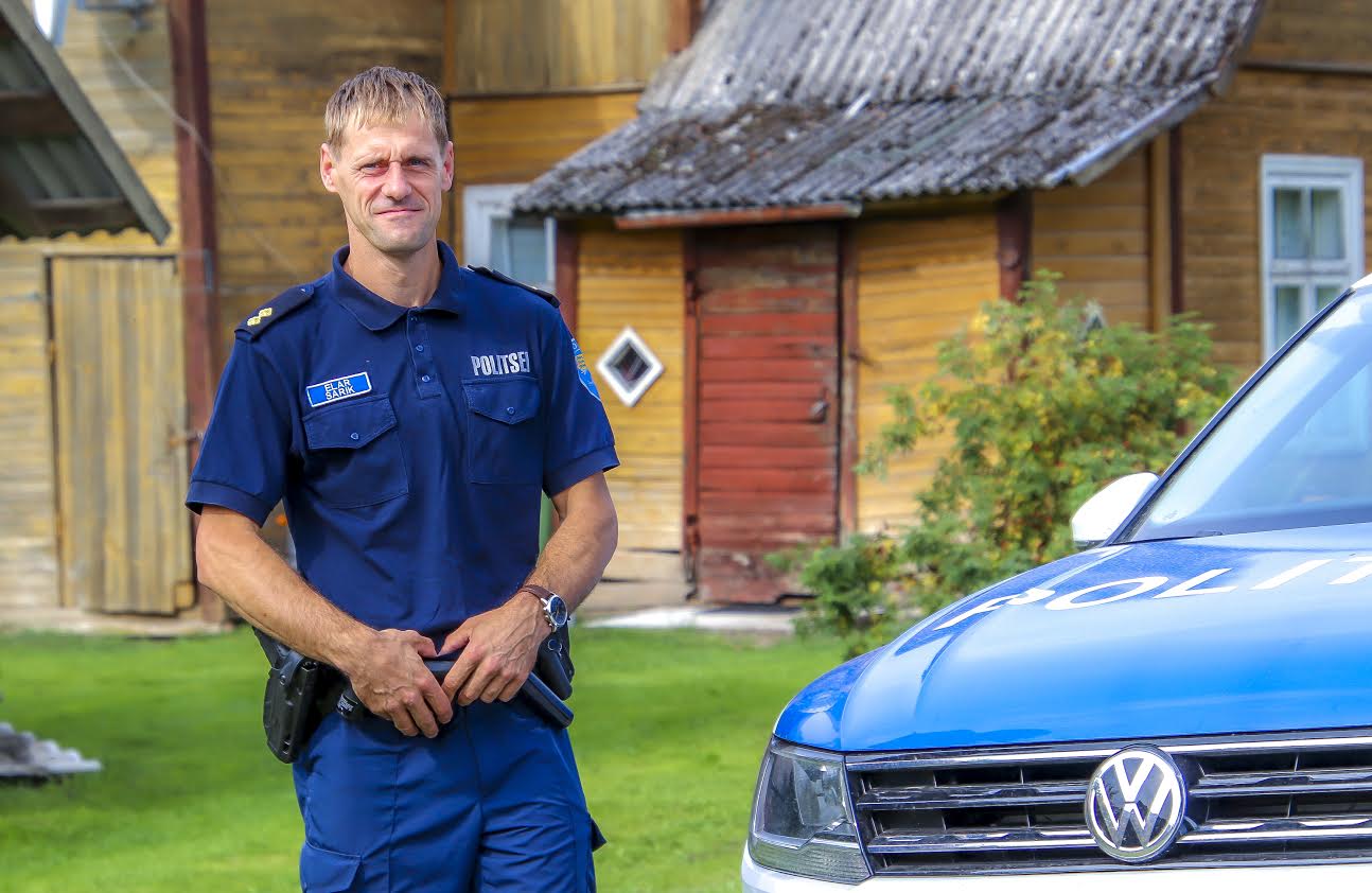 Kagu politseijaoskonna piirkonnapolitseinik Elar Sarik eile pärastlõunal Antslas Pärna tänaval, kus tookord 23aastase noormehe elu päästetud sai. Taamal paistab punane uks, millest siseneti. FOTOD: Aigar Nagel Kagu politseijaoskonna piirkonnapolitseinik Elar Sarik eile pärastlõunal Antslas Pärna tänaval, kus tookord 23aastase noormehe elu päästetud sai. Taamal paistab punane uks, millest siseneti. FOTOD: Aigar Nagel