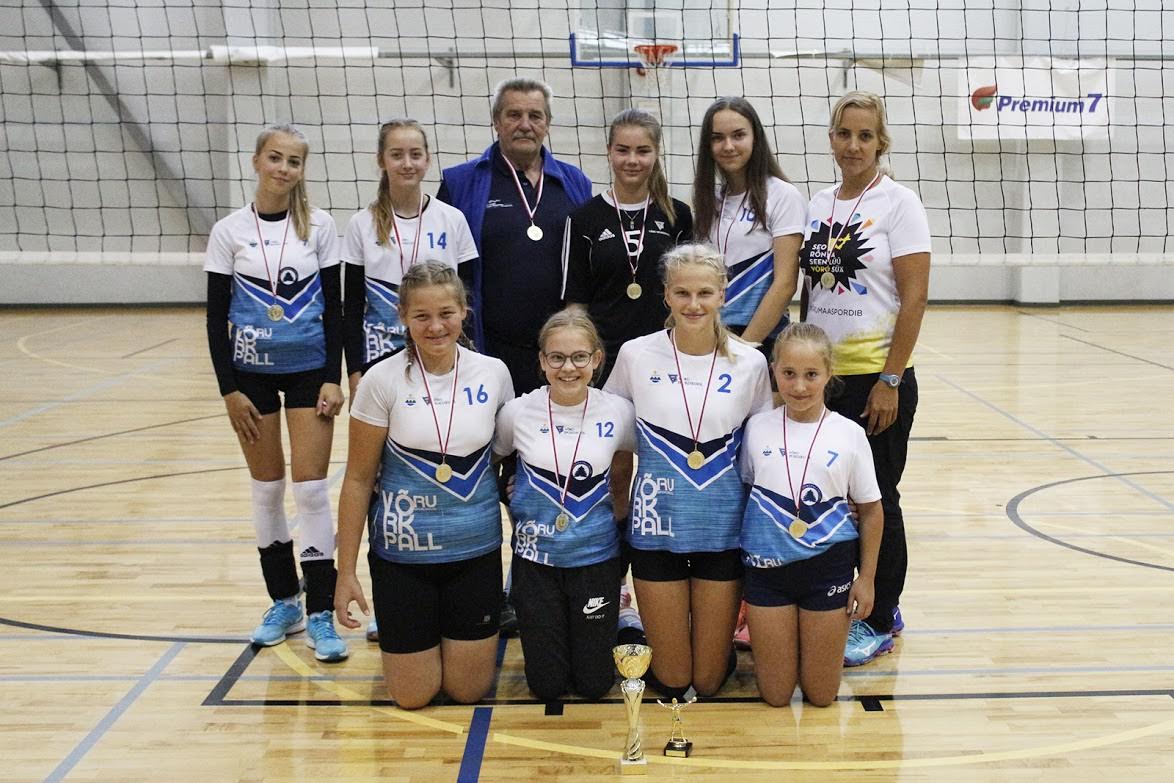 Noorema vanuserühma tüdrukute võistkond tõi võidu koju seitsme võistkonna seast. Pildil Võru spordikooli U 16 võistkond koos abitreener Triin Ojasoo ja treener Raivo Jeenasega.