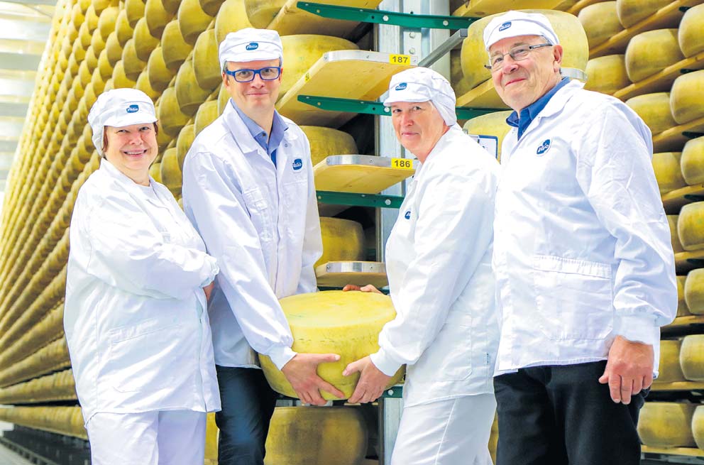Pildil on Valio Võru juustutööstuse tehasejuht Vahur Sikaste (vasakult teine) koos staažikate töötajate (vasakult) Rita Mokriku, Ülla Koduvere ja Aare Leeriga. Juustukera, mis ootab oma valmimist umbes aasta, kaalub üle 30 kilo. Foto: AIGAR NAGEL Pildil on Valio Võru juustutööstuse tehasejuht Vahur Sikaste (vasakult teine) koos staažikate töötajate (vasakult) Rita Mokriku, Ülla Koduvere ja Aare Leeriga. Juustukera, mis ootab oma valmimist umbes aasta, kaalub üle 30 kilo. Foto: AIGAR NAGEL
