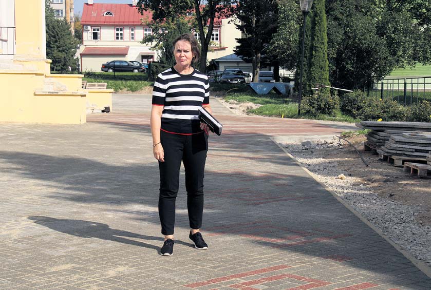 Võru Kesklinna kooli direktor Kaare Lill seisab koolihoovis kivisillutisel, mida palistavad punasest kivist ehitatud kooli logod. Direktori sõnul saab iga klass nüüd oma logo, kuhu aktuste ajal koguneda. Foto: HELERI LAKUR Võru Kesklinna kooli direktor Kaare Lill seisab koolihoovis kivisillutisel, mida palistavad punasest kivist ehitatud kooli logod. Direktori sõnul saab iga klass nüüd oma logo, kuhu aktuste ajal koguneda. Foto: HELERI LAKUR