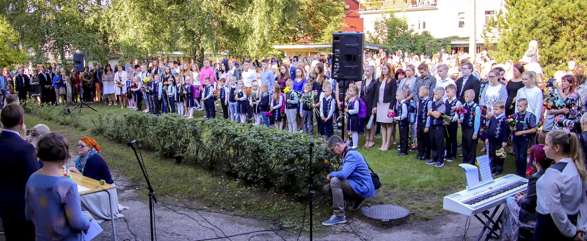 Terve Kesklinna kooli pere ootab pikisilmi aasta lõpus valmivat kooliremonti. Seniks peavad nad läbi ajama kolmes asenduskohas. See ei seganud aga kooliaastat alustamast ning nii peetigi tore aktus vana Jussikese lasteaia maja ees. Kooliteed alustas esimest korda 53 õpilast, mida on 11 lapse võrra rohkem kui eelmisel aastal. Tervesse kooliperre kuulub nüüd 460 poissi-tüdrukut, kes kõik tarkust omandama hakkavad. FOTOD: Aigar Nagel Terve Kesklinna kooli pere ootab pikisilmi aasta lõpus valmivat kooliremonti. Seniks peavad nad läbi ajama kolmes asenduskohas. See ei seganud aga kooliaastat alustamast ning nii peetigi tore aktus vana Jussikese lasteaia maja ees. Kooliteed alustas esimest korda 53 õpilast, mida on 11 lapse võrra rohkem kui eelmisel aastal. Tervesse kooliperre kuulub nüüd 460 poissi-tüdrukut, kes kõik tarkust omandama hakkavad. FOTOD: Aigar Nagel