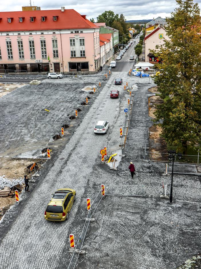 Looduslikke graniitkivist täringukive on kasutatud ka Võru keskväljaku rajamisel Jüri tänava teelõigul Tartu ja Koidula tänavate vahel. See on üks osa keskplatsist ja linna südamest, kus lubatud maksimaalne kiirus ei tohi ületada 30 km/h. Foto: AIGAR NAGEL Looduslikke graniitkivist täringukive on kasutatud ka Võru keskväljaku rajamisel Jüri tänava teelõigul Tartu ja Koidula tänavate vahel. See on üks osa keskplatsist ja linna südamest, kus lubatud maksimaalne kiirus ei tohi ületada 30 km/h. Foto: AIGAR NAGEL