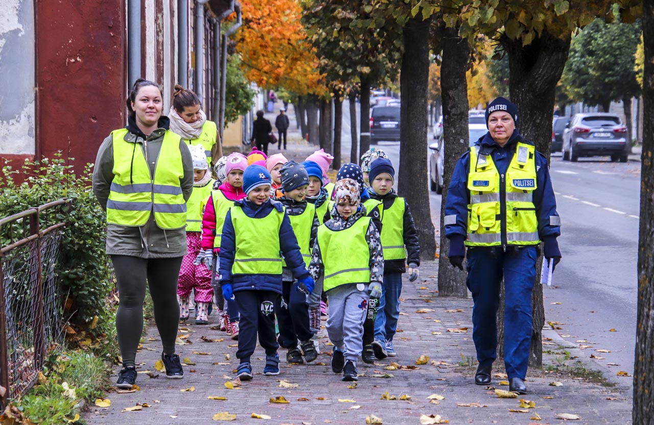 Okasroosikese lasteaia koolieelikud reipal sammul Jüri tänaval liikluskeerises. FOTOD: Aigar Nagel Okasroosikese lasteaia koolieelikud reipal sammul Jüri tänaval liikluskeerises. FOTOD: Aigar Nagel