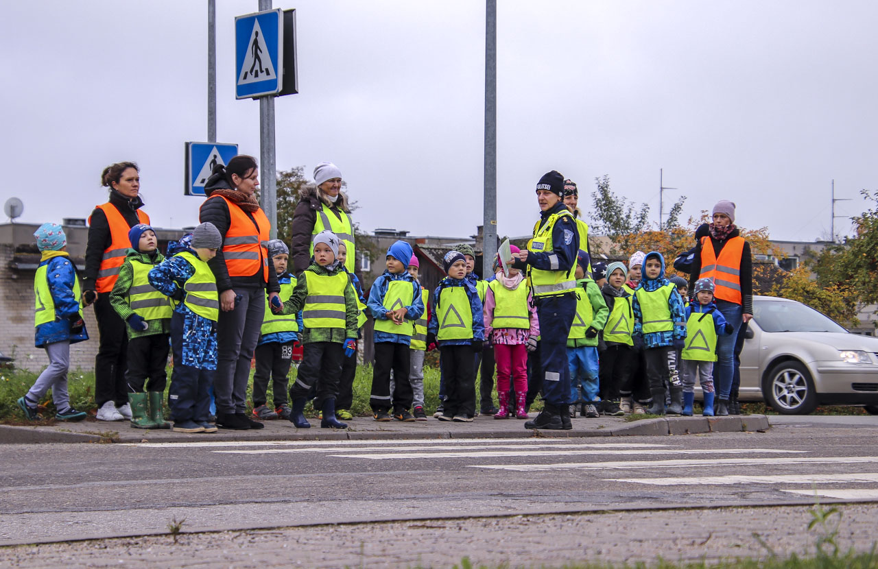 Sõlekese lasteaed enne korrektset sõidutee ületamist juhiseid saamas. FOTOD: Aigar Nagel Sõlekese lasteaed enne korrektset sõidutee ületamist juhiseid saamas. FOTOD: Aigar Nagel