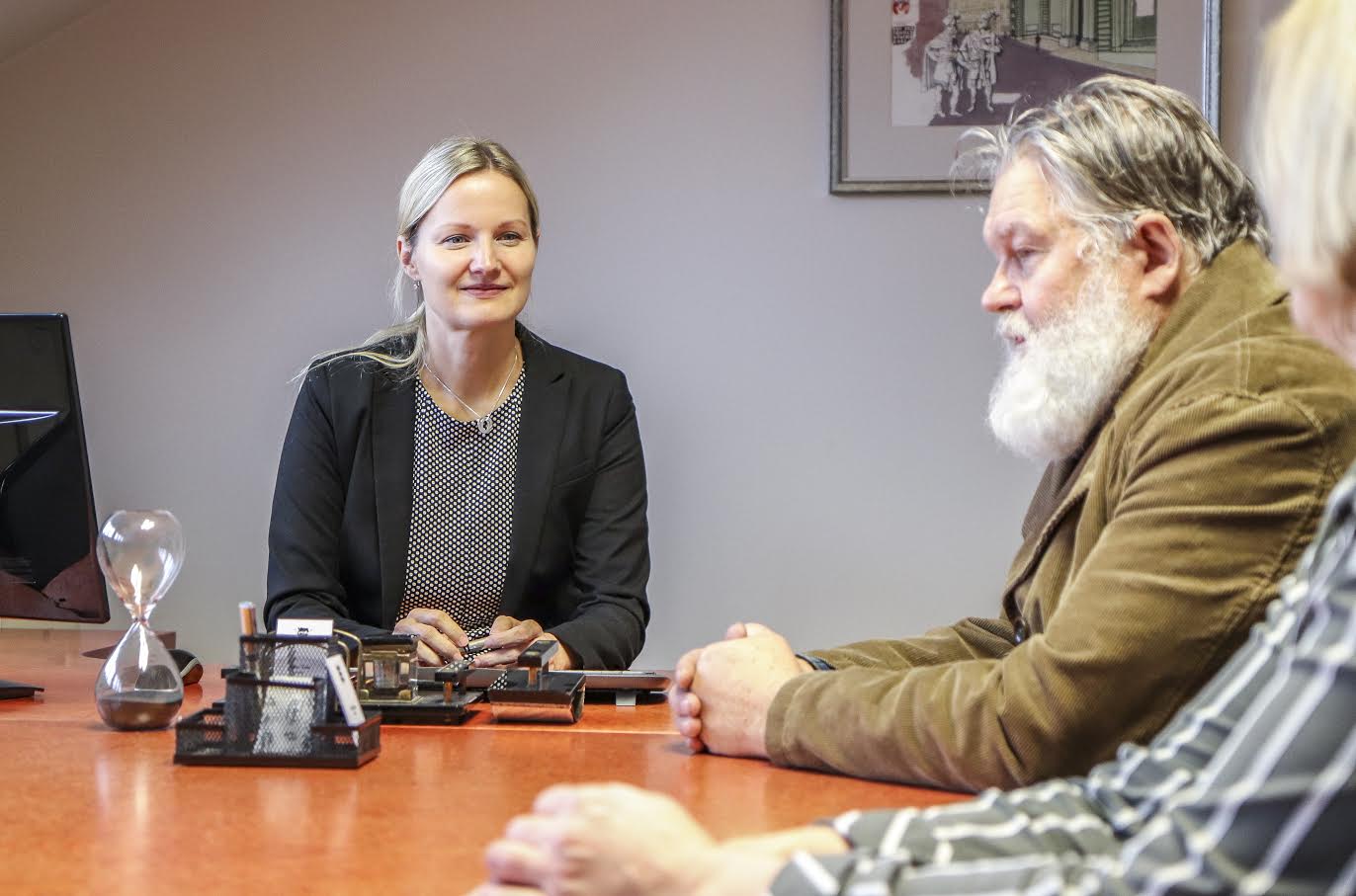 Rõuge mees Kuuno lahtiste uste päeval Lembitu tänaval asuvas Võru notaribüroos. Nõu annab Võru notaribüroo notar Triin Tein. Foto: AIGAR NAGEL