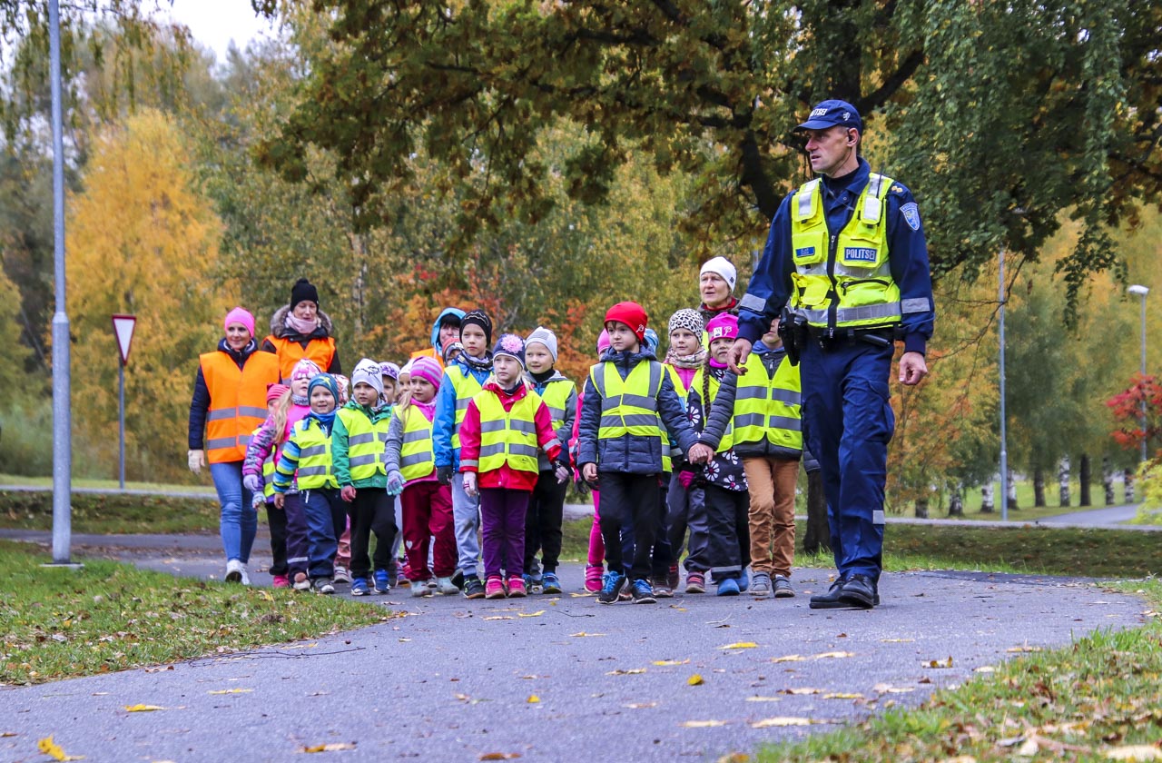 Puiga lasteaia lapsed saamas juhiseid, kuidas liigelda ja näiteks milliseid ohtusid jälgida, kui buss peatusesse sõidab. FOTOD: Aigar Nagel Puiga lasteaia lapsed saamas juhiseid, kuidas liigelda ja näiteks milliseid ohtusid jälgida, kui buss peatusesse sõidab. FOTOD: Aigar Nagel