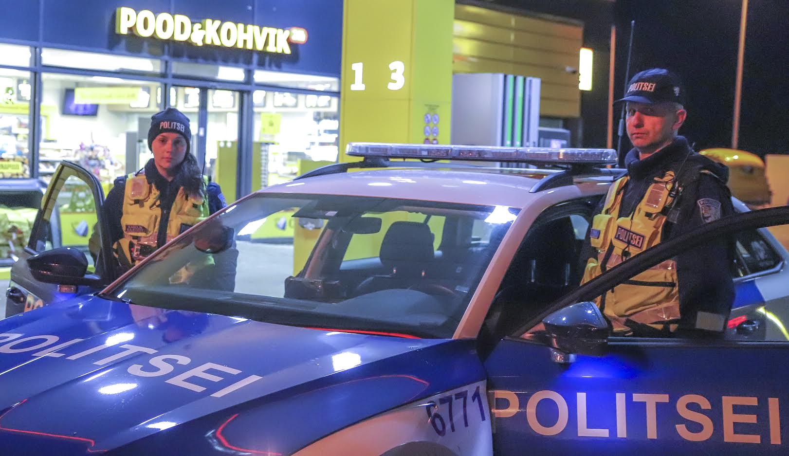 Pildil on patrullpolitseinik Karolin Raudsepp ja liikluspolitseinik Aigar Alliksoo, kelle sõnul moodustavad väljakutsed suurema osa tööajast. Lihtsalt patrullimiseks jääb üldjuhul vähe aega. Foto: AIGAR NAGEL Pildil on patrullpolitseinik Karolin Raudsepp ja liikluspolitseinik Aigar Alliksoo, kelle sõnul moodustavad väljakutsed suurema osa tööajast. Lihtsalt patrullimiseks jääb üldjuhul vähe aega. Foto: AIGAR NAGEL