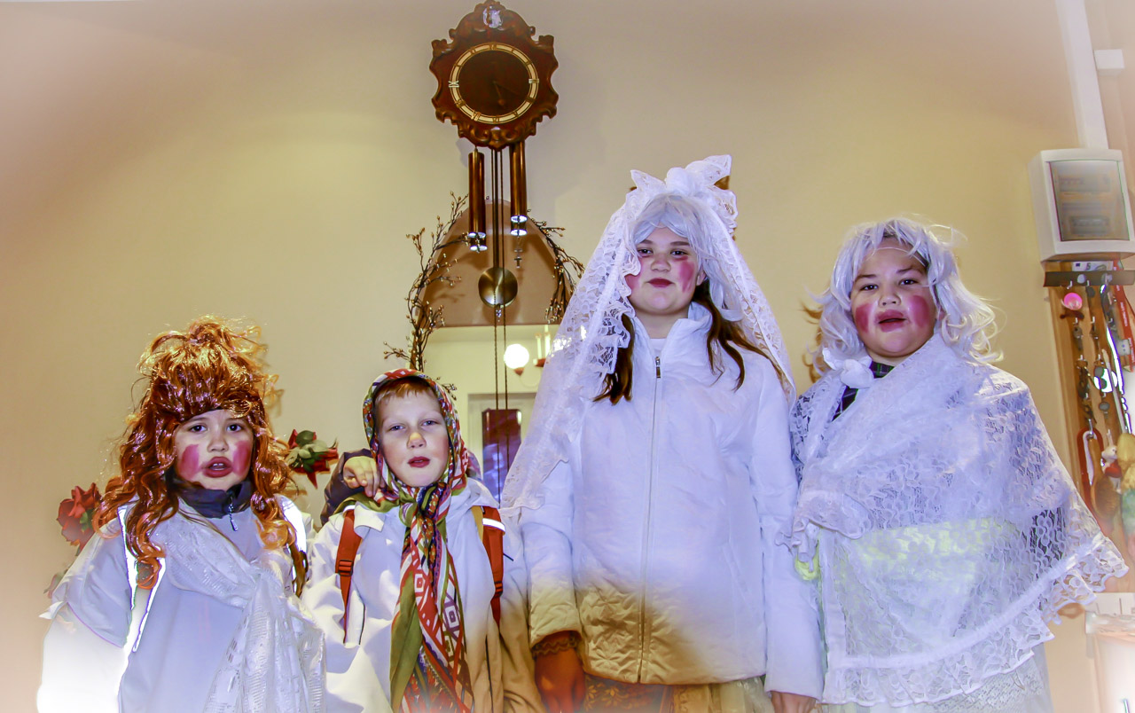 Kadrisandid Annabell (vasakult), Mairold, Kaira ja Gregor. Kadrisandid Annabell (vasakult), Mairold, Kaira ja Gregor.