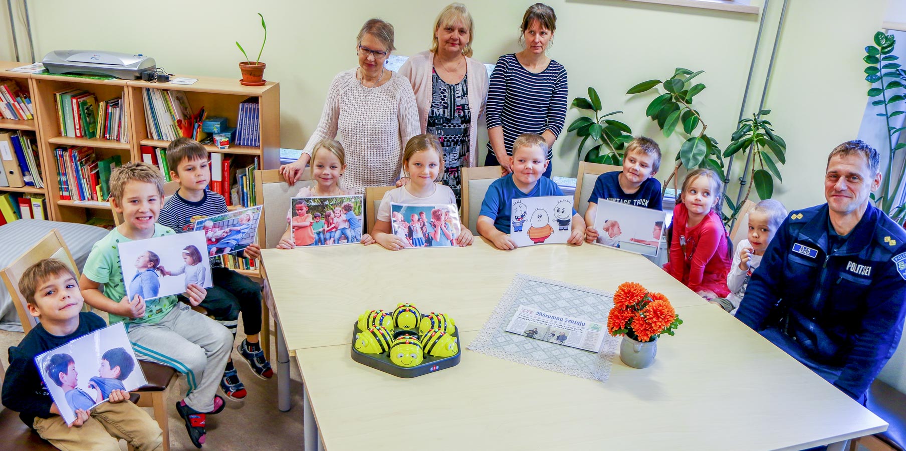 Lasva lasteaia lapsed said teadmisi vägivalla liikidest ning õppisid neid lahendama. Lastel on käes plakatid, mis kirjeldavad erinevaid vägivalla vorme, mida üheskoos läbi arutati. FOTOD: Aigar Nagel Lasva lasteaia lapsed said teadmisi vägivalla liikidest ning õppisid neid lahendama. Lastel on käes plakatid, mis kirjeldavad erinevaid vägivalla vorme, mida üheskoos läbi arutati. FOTOD: Aigar Nagel