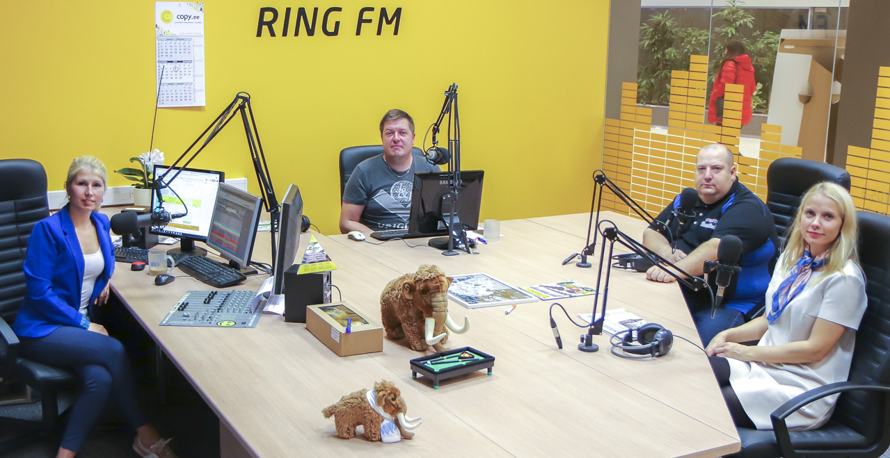 Võrumaa Teataja toimetus käis külas raadio Ring FM hommikusaates. Pildil vasakult saatejuhid Kadri Savva, Sten Padar, Kristjan Veedler ja reporter Heleri Lakur. FOTOD: Aigar Nagel Võrumaa Teataja toimetus käis külas raadio Ring FM hommikusaates. Pildil vasakult saatejuhid Kadri Savva, Sten Padar, Kristjan Veedler ja reporter Heleri Lakur. FOTOD: Aigar Nagel
