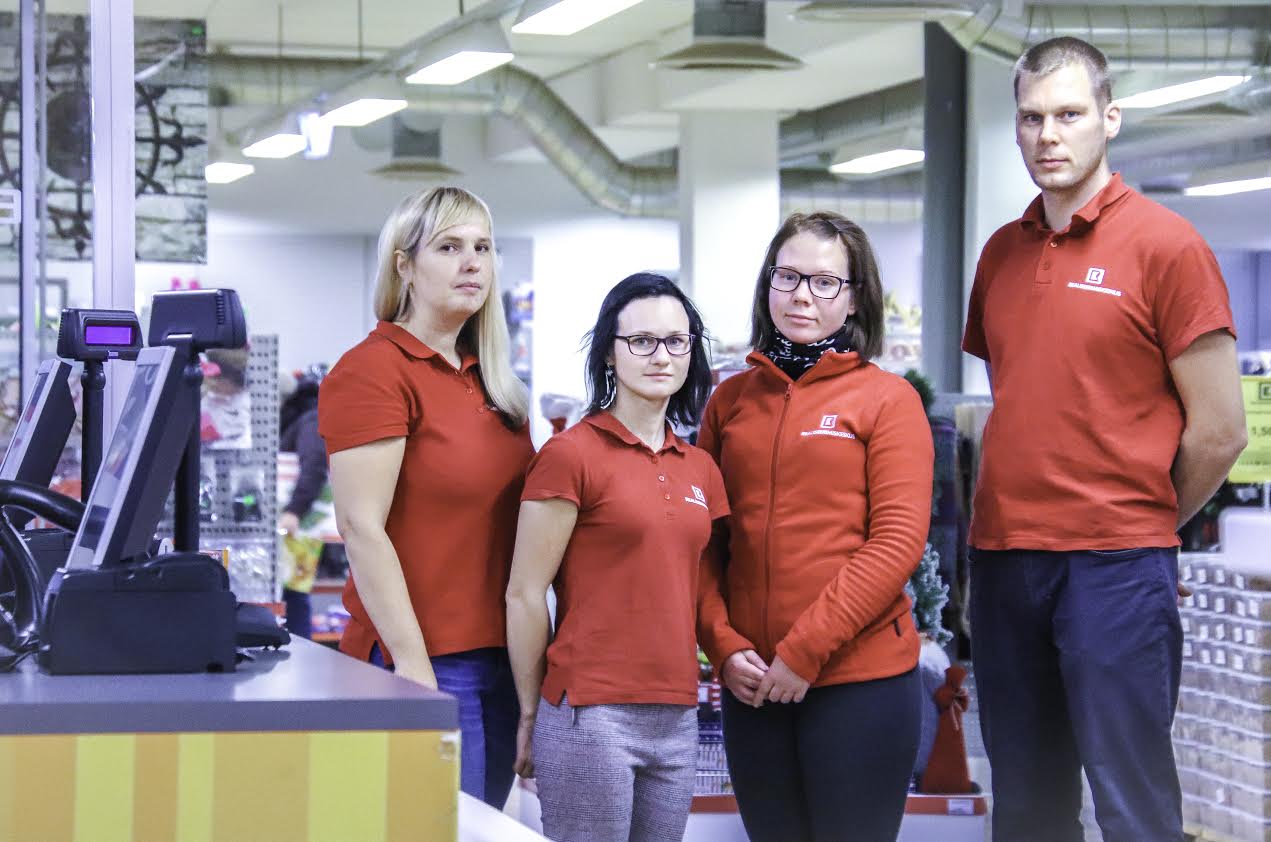 Võru Realiseerimiskeskus laienduse ajaks uksi ei sulgenud, kõik tehakse klientide silme all. Võru kaupluse juhataja Kristo Pillman on tänulik nii oma tragile personalile kui ka Võru klientidele, tänu kellele laiendusplaanid võimalikuks on saanud. Paremalt juhataja Kristo Pillman, Kärt, Eneli ja Aigi. Foto: AIGAR NAGEL Võru Realiseerimiskeskus laienduse ajaks uksi ei sulgenud, kõik tehakse klientide silme all. Võru kaupluse juhataja Kristo Pillman on tänulik nii oma tragile personalile kui ka Võru klientidele, tänu kellele laiendusplaanid võimalikuks on saanud. Paremalt juhataja Kristo Pillman, Kärt, Eneli ja Aigi. Foto: AIGAR NAGEL