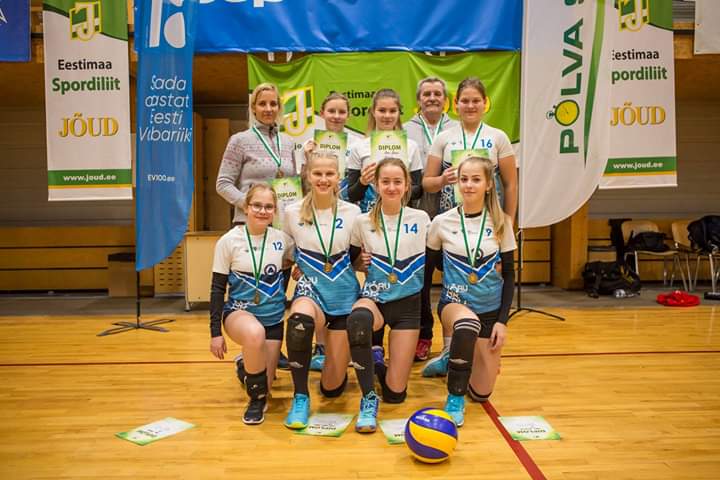 Tagareas (vasakult): Triin Ojasoo, Kairi Kauts, Kirke Kokka, Raivo Jeenas, Mirtel Kuuse. Esireas: Erika Prihodko, Salme Adeele Hollas, Emeli Tõnts, Eilika Laanemets. Foto: ERAKOGU