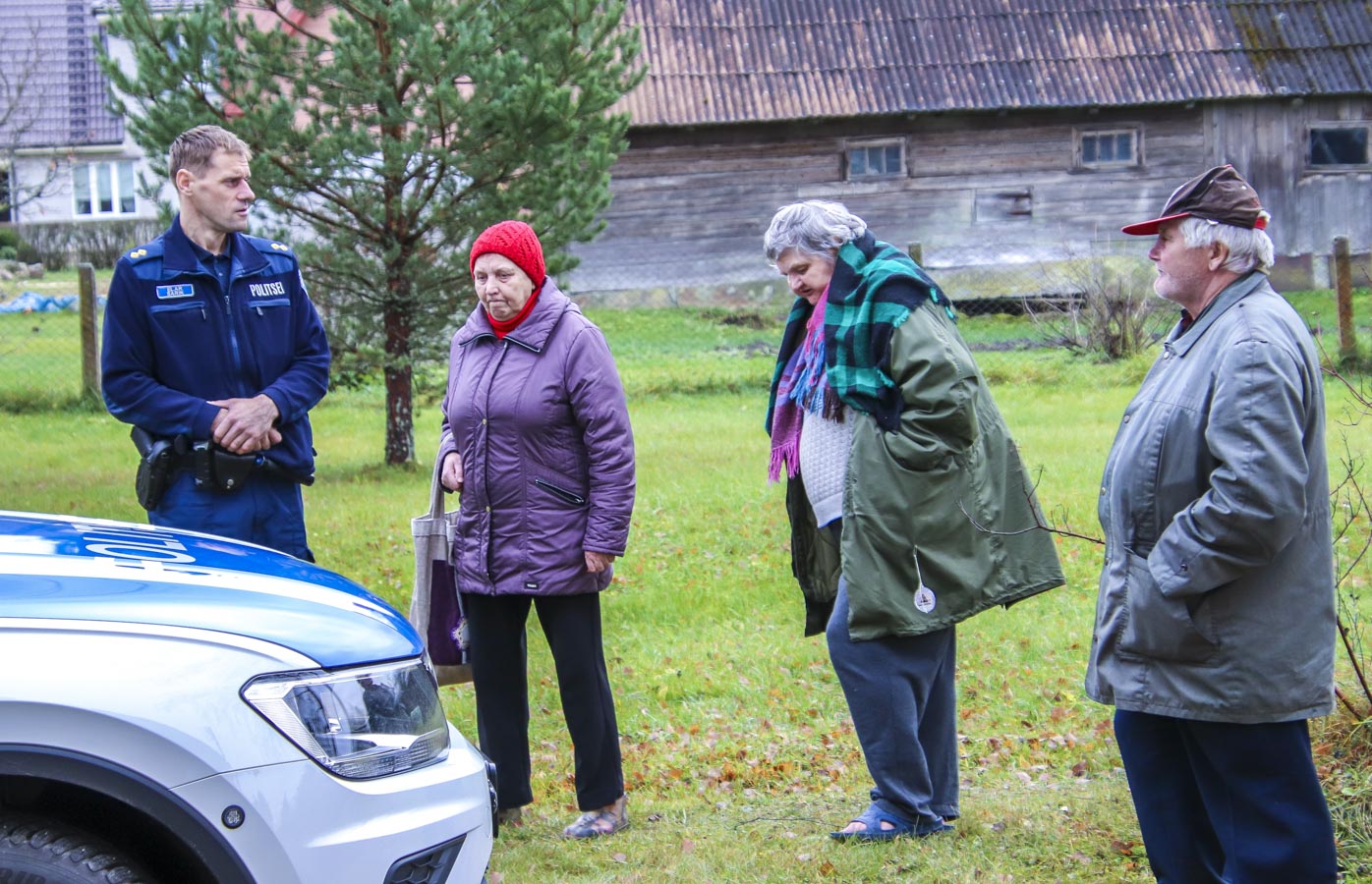 Piirkonnapolitseinik Elar Sarik (vasakult), Vana-Vastseliina sotsiaalmaja korrapidaja Külli ja sotsiaalmaja elanikud probleeme arutamas ja lahendusi välja selgitamas. FOTOD: Aigar Nagel Piirkonnapolitseinik Elar Sarik (vasakult), Vana-Vastseliina sotsiaalmaja korrapidaja Külli ja sotsiaalmaja elanikud probleeme arutamas ja lahendusi välja selgitamas. FOTOD: Aigar Nagel