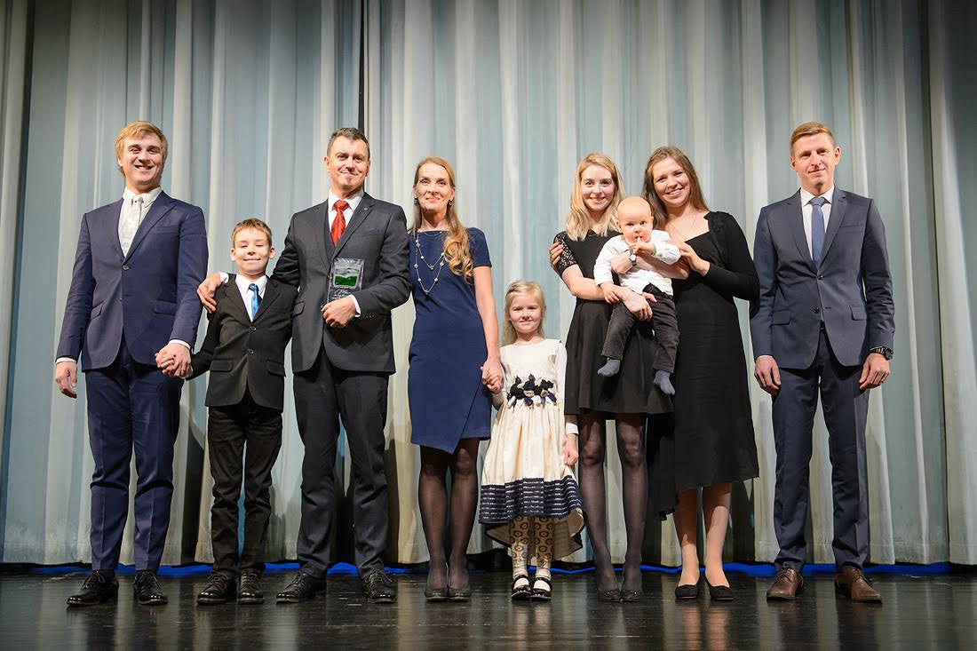 Võrumaa aasta isa 2018 Jaan Randvere koos perekonna ja Võrumaa Arenduskeskuse juhatuse liikme Tiit Tootsiga.  Pildistas: Margus Muts
