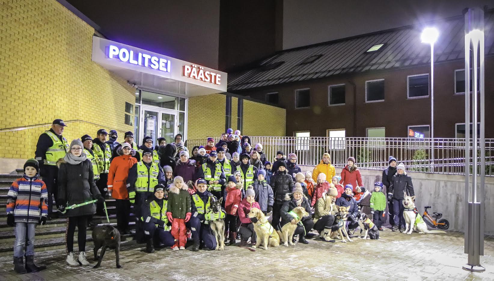 Esmaspäeva õhtul koguneti üle Eesti helkurkõnniks, fotol Võru linnas helkurkõnnile asujad. Tänavu tõusis Võrumaa osalejate arv rekordtasemele, kokku lugedes oli see number 164, neist 70 kogunes Võru linnas. Foto: AIGAR NAGEL Esmaspäeva õhtul koguneti üle Eesti helkurkõnniks, fotol Võru linnas helkurkõnnile asujad. Tänavu tõusis Võrumaa osalejate arv rekordtasemele, kokku lugedes oli see number 164, neist 70 kogunes Võru linnas. Foto: AIGAR NAGEL