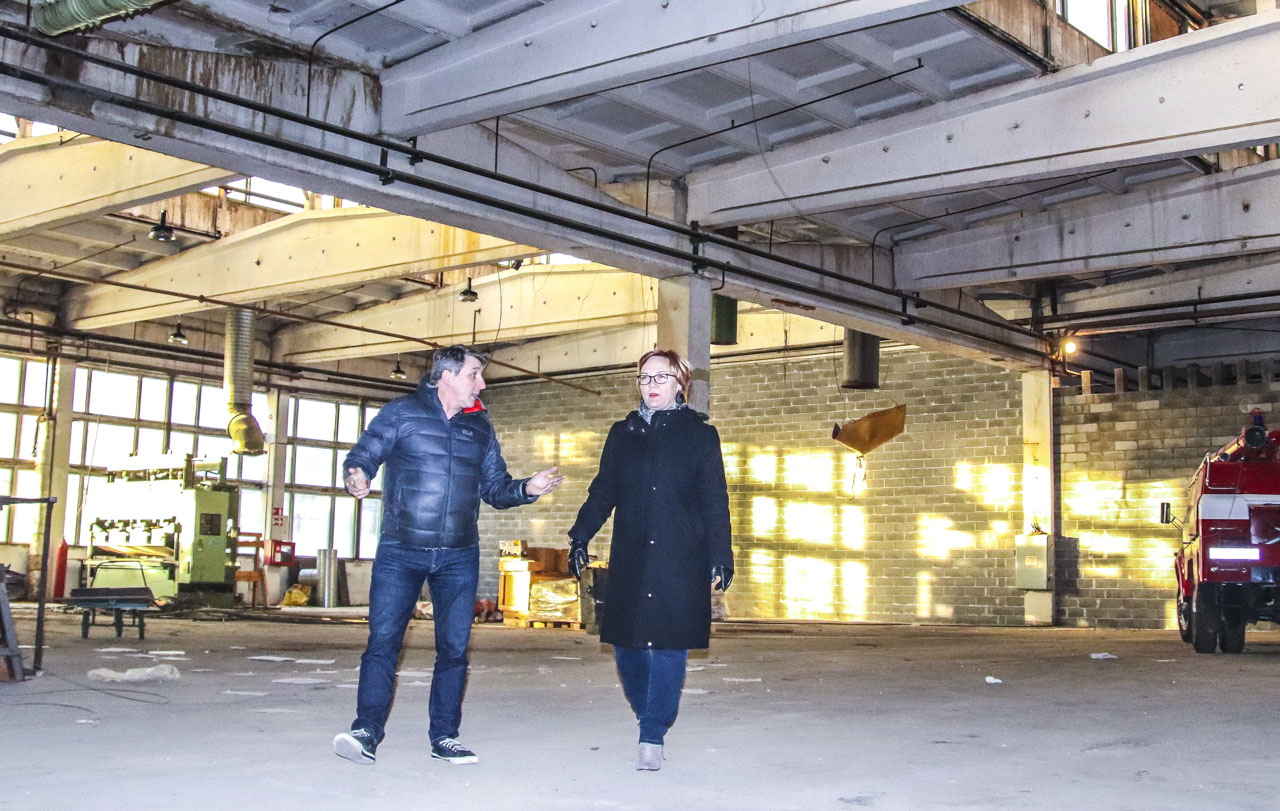 MTÜ Spordiühing Ekstreempark juht Hillar Irves ja Kagu-Eesti innovatsioonikeskuse projektijuht Anita Hoole leiavad koos, et praegu on Räpina maantee tööstuslinnakus sobiv ruumilahendus elamuspargi rajamiseks olemas. Eks aeg näitab, kas see leiab ka kinnitust. Foto: AIGAR NAGEL