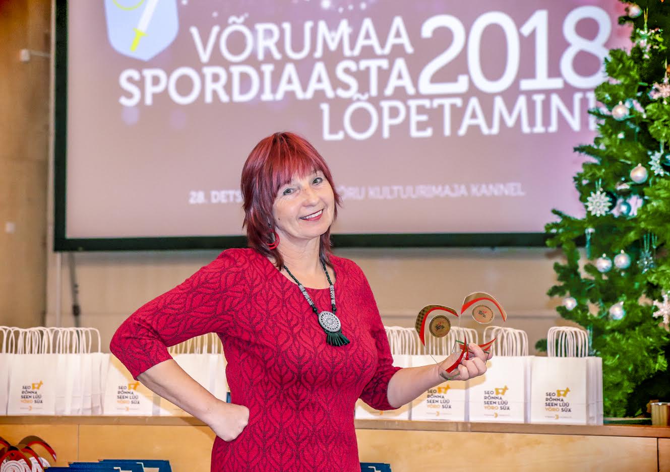 Võru spordikooli treener Sirje Hütt on treeneriks paljudele tublidele Võrumaa noortele. Eile hoidis ta uhkusega käes oma tublide noorsportlaste Nele Jõgeva ja Grete Hollo auhindu, mis anti üle kui ühtedele parimatele noorsportlastele 2018. aastal. Sirje Hütt pälvis aga tänavu Eestimaa Spordiliidu Jõud poolt Võrumaa noortetreeneri tunnustuse. Foto: AIGAR NAGEL Võru spordikooli treener Sirje Hütt on treeneriks paljudele tublidele Võrumaa noortele. Eile hoidis ta uhkusega käes oma tublide noorsportlaste Nele Jõgeva ja Grete Hollo auhindu, mis anti üle kui ühtedele parimatele noorsportlastele 2018. aastal. Sirje Hütt pälvis aga tänavu Eestimaa Spordiliidu Jõud poolt Võrumaa noortetreeneri tunnustuse. Foto: AIGAR NAGEL