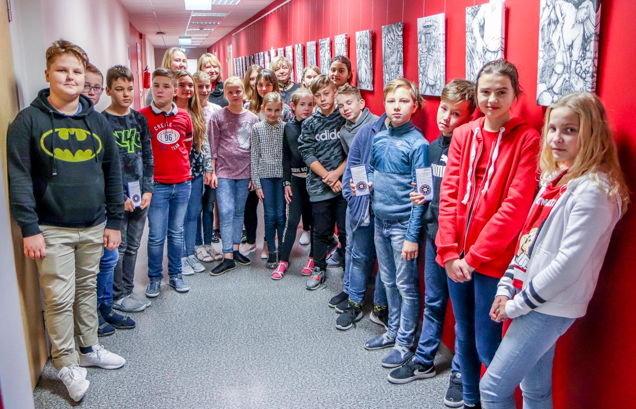 Võru Kreutzwaldi kooli 5.b klassi õpilased olid kirjaniku 215. sünniaastapäevale pühendatud neljandas maakondlikus veebiviktoriinis kõige aktiivsem klass. Üldvõitjaks osutus sama klassi õpilane Kaija-Liisa Kuklane, kelle vastused olid kõik täiuslikult vormistatud. Pildil on 5.b klassijuhataja Merit Kund(vasakult) ning eesti keele ja kirjanduse õpetaja Eha Tammo koos 5.b klassi õpilastega. Foto: AIGAR NAGEL