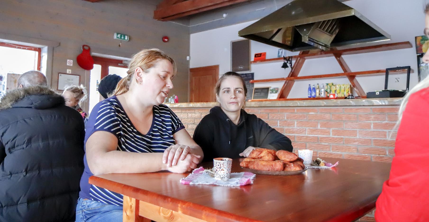 Pildil on uued kohvikupidajad Maaris Vesper (vasakul) ja Marina Jürisson. Foto: AIGAR NAGEL Pildil on uued kohvikupidajad Maaris Vesper (vasakul) ja Marina Jürisson. Foto: AIGAR NAGEL