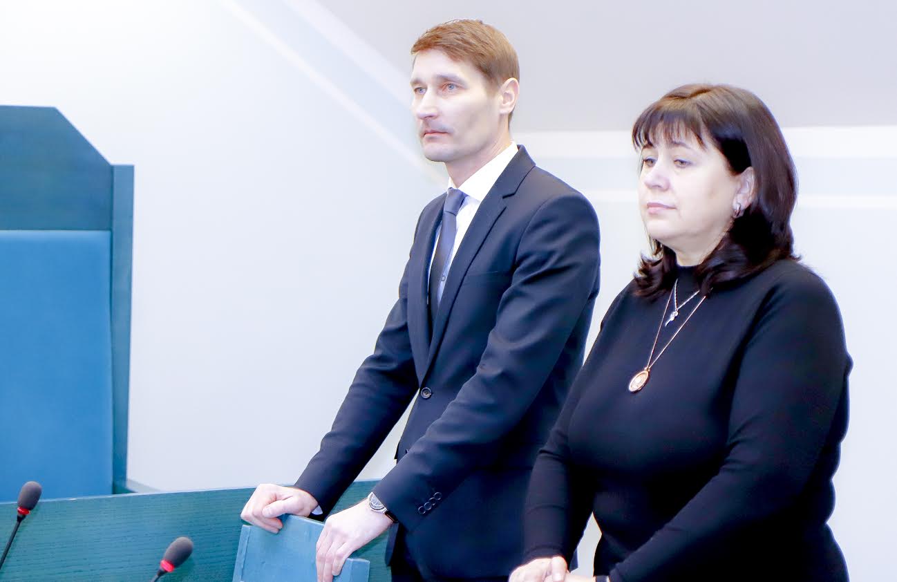 Endise Krabi kooli direktori Ale Sprengi kohtuotsus tehti teatavaks Tartu maakohtu Võru kohtumajas 15. jaanuaril. Pildil on kaitsja Margus Kurm ja Ale Sprenk. Foto: AIGAR NAGEL Endise Krabi kooli direktori Ale Sprengi kohtuotsus tehti teatavaks Tartu maakohtu Võru kohtumajas 15. jaanuaril. Pildil on kaitsja Margus Kurm ja Ale Sprenk. Foto: AIGAR NAGEL
