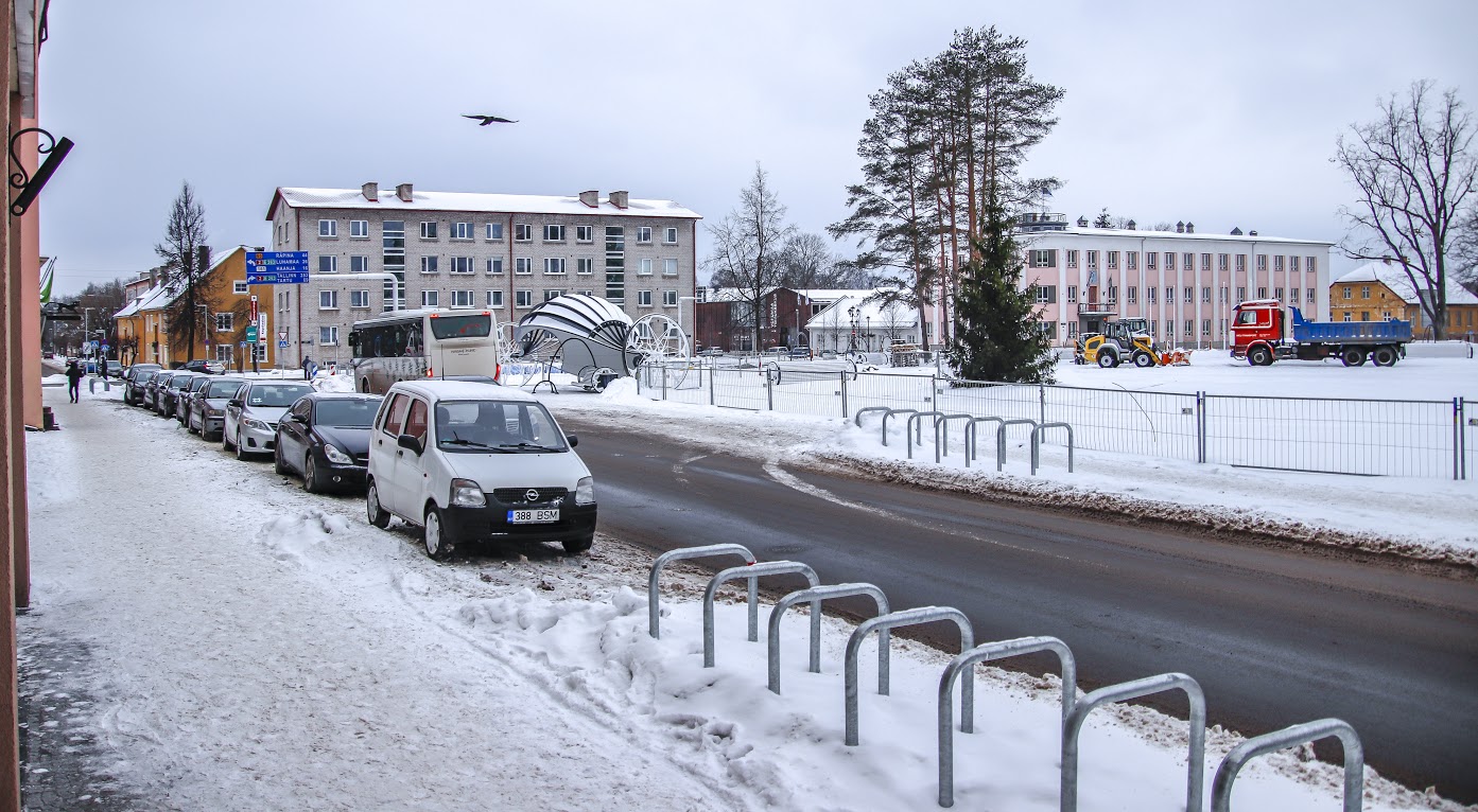 Tartu tänava ja Katariina allee vaheline Jüri tänava teelõik, mis sulandub üheks keskväljakuga, ei nõua talvel erihooldust, sest kivi eluiga on väidetavalt igavene. Tähelepanu pööratakse kivikatte aluspinnale ja selle õigele hooldamisele. Foto: AIGAR NAGEL