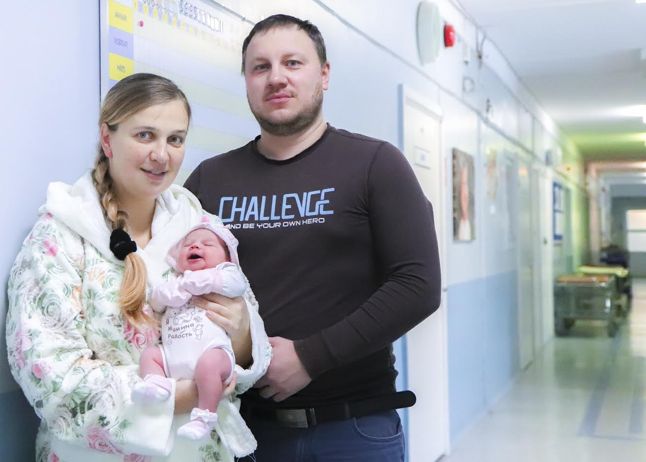 Lõuna-Eesti haigla sünnitusosakonnas olid tänavu esimesteks lapsevanemateks Lilija ja Vladimir Grigoryeva Valga linnast. Tütar Ariana on peres neljas laps ning sündis 2. jaanuari hommikul kell 7. Foto: AIGAR NAGEL