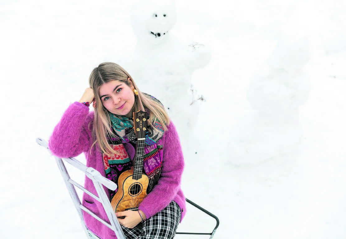 Musikaalne ja õnnelik Sandra Eowyn Karu koduõuel valminud lumememmede ees. Sandra avaldas toimetusele ka keskmise nime saladuse. Nimelt panid vanemad talle teise nime „Sõrmuste isanda” tegelaskuju Eowyni järgi. Foto: GRETHE RÕÕM