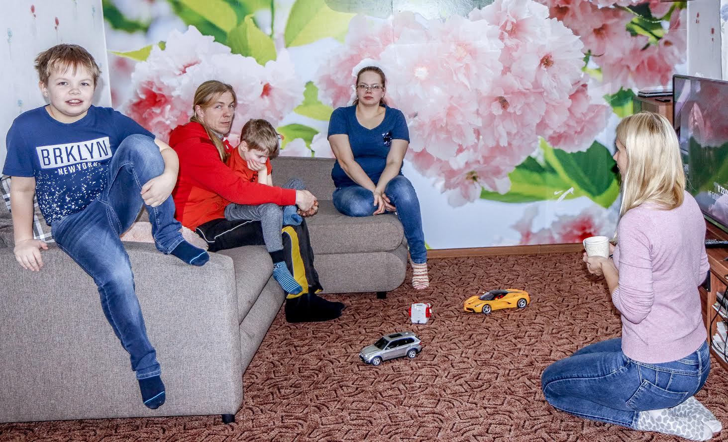 Pojad Taaniel ja Taavet nautisid koos isa Tarmo ja ema Tuuliga eelmisi jõule taas oma kodus. Majavammist kahjustada saanud elamu suuremate remonditöödega lõpetati enne jõule. Foto: AIGAR NAGEL Pojad Taaniel ja Taavet nautisid koos isa Tarmo ja ema Tuuliga eelmisi jõule taas oma kodus. Majavammist kahjustada saanud elamu suuremate remonditöödega lõpetati enne jõule. Foto: AIGAR NAGEL